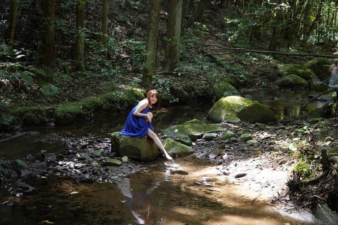 伊藤美来さんのインスタグラム写真 - (伊藤美来Instagram)「12/10発売の写真集「Sheer」からオフショットを公開です。  澄んだ冷たい川に足をいれているみっく。 自然の中に佇む青いワンピースみっくは映画のワンシーンのようでした。 オフショットらしい1枚も公開です。  5年ぶりの伊藤美来写真集「Sheer」は、2021/12/10(金)発売です！ 予約をお忘れなく！  #伊藤美来 #5いっしょに #みっく写真集 #NC龍神」10月15日 21時00分 - itomiku_official