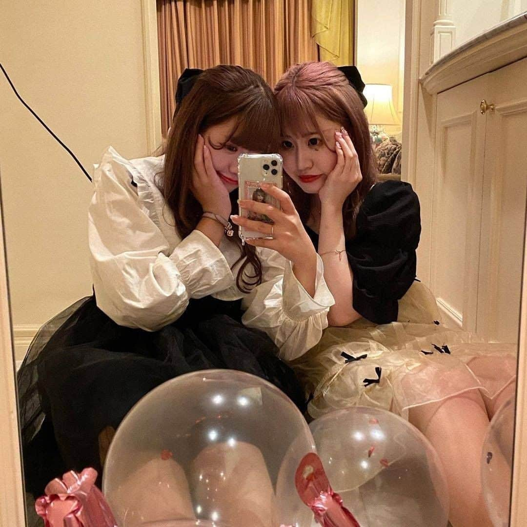 R i R y (リリー)さんのインスタグラム写真 - (R i R y (リリー)Instagram)「『 ２人で撮るお手本ショット👯‍♀️❤️ 』　　  友達と２人で撮りたいお手本写真特集🧸 ぜひ参考にしてみてね🙊  ✴︎---------------✴︎---------------✴︎ ▶▶で掲載する写真を募集中📸 カワイイ写真が撮れたら、@velle.jp をタグ付けするか、ハッシュタグ #velle_jp をつけて投稿してみてね♪  velle編集部と一緒にカワイイで溢れるvelleを創っていこう😚🤍  ✴︎---------------✴︎---------------✴︎  #パジャマパーティー #パジャマ女子会 #お泊まり #お泊まり会 #お洒落さんと繋がりたい #おしゃれさんと繋がりたい  #ホテル女子会 #今日のコーデ #ルームウェア #国内旅行 #国内観光 #かわいいホテル #消えそうな色コーデ #シミラールック #おそろコーデ #ペアルック #シミラールックコーデ #双子コーデ #淡色コーデ #2人用ポーズ」10月15日 21時01分 - velle.jp