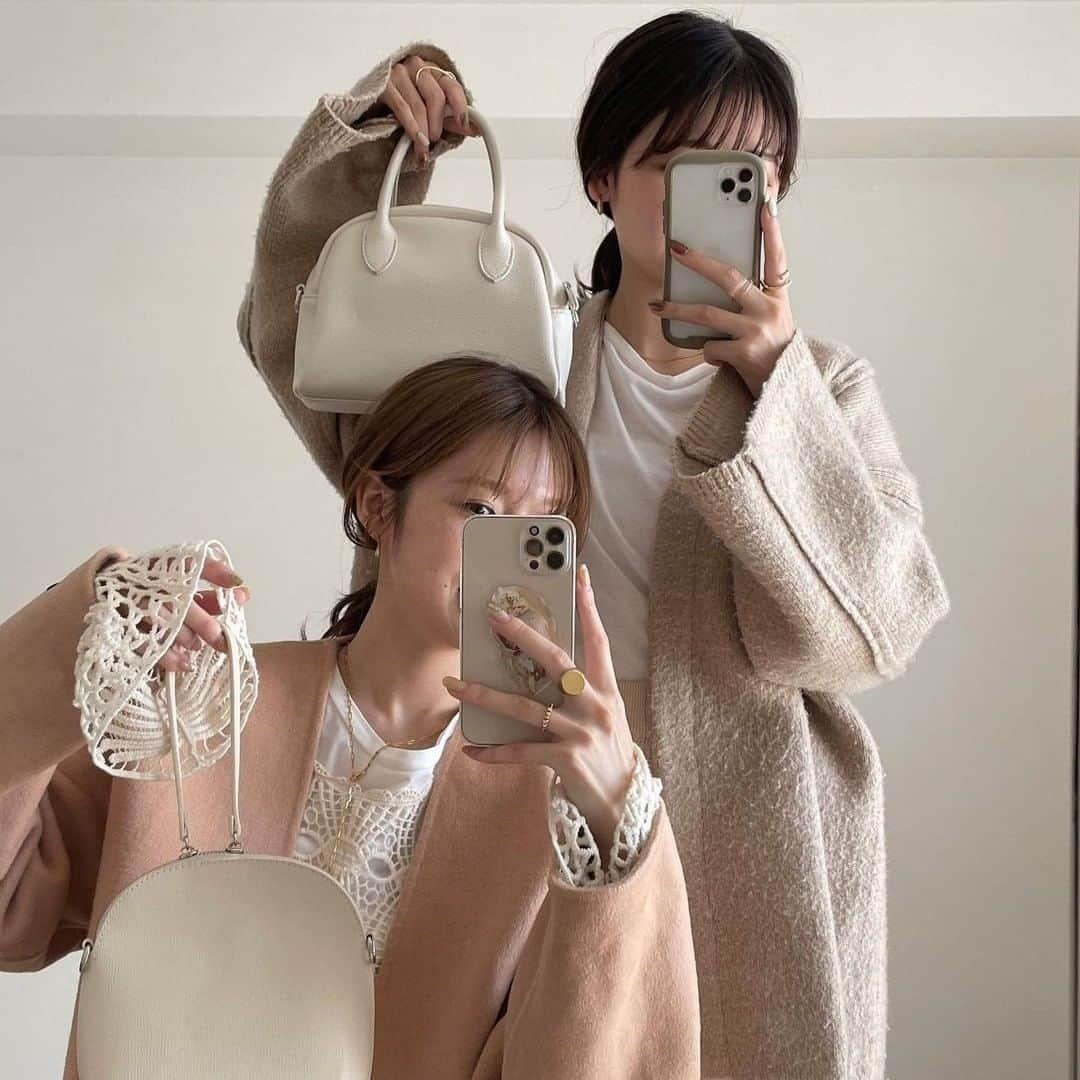 R i R y (リリー)さんのインスタグラム写真 - (R i R y (リリー)Instagram)「『 ２人で撮るお手本ショット👯‍♀️❤️ 』　　  友達と２人で撮りたいお手本写真特集🧸 ぜひ参考にしてみてね🙊  ✴︎---------------✴︎---------------✴︎ ▶▶で掲載する写真を募集中📸 カワイイ写真が撮れたら、@velle.jp をタグ付けするか、ハッシュタグ #velle_jp をつけて投稿してみてね♪  velle編集部と一緒にカワイイで溢れるvelleを創っていこう😚🤍  ✴︎---------------✴︎---------------✴︎  #パジャマパーティー #パジャマ女子会 #お泊まり #お泊まり会 #お洒落さんと繋がりたい #おしゃれさんと繋がりたい  #ホテル女子会 #今日のコーデ #ルームウェア #国内旅行 #国内観光 #かわいいホテル #消えそうな色コーデ #シミラールック #おそろコーデ #ペアルック #シミラールックコーデ #双子コーデ #淡色コーデ #2人用ポーズ」10月15日 21時01分 - velle.jp