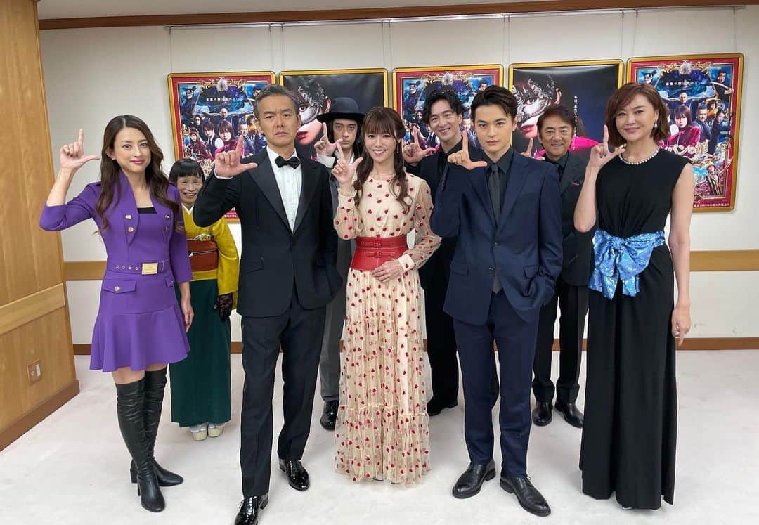 フジテレビ「ルパンの娘」のインスタグラム：「.  ◤　 #チームルパンの娘 には、 　絶対に盗めない固い絆がある❤️‍🔥 　　　　　　　　　　　　　　　◢  『劇場版 #ルパンの娘』 本日より宜しくお願い致します‼️‼️  #劇場版ルパンの娘 #ルパンの娘で笑い泣き」