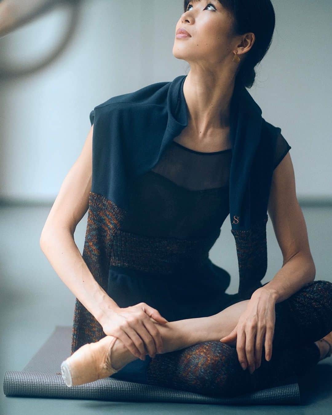 中村祥子のインスタグラム：「日々のレッスンは自分だけの時間 どんな日であっても自分自身と向き合い過ごす… 。その日の気分を高めて、また次へと繋げていけるようにと思いを込めてデザインさせて頂きました。 10/22(金)発売、お楽しみに💛  Chacott / Shoko Nakamura  「どの瞬間も魅力的でありたい」 日々挑戦を続けるすべてのダンサーに向けての想いが詰まったコラボウェアが、10月から2ケ月にわたって登場。身体をより美しく見せるカッティングや、ポジションチェックのしやすいデザインなど、こだわりが細部にまでつまったコレクションです。 第一弾は彼女の象徴とも言える「白鳥」の羽をあしらったアイテムや、身体を温めつつポジションチェックもできるウォームアップウェアが登場。 @chacott_jp   Chacott / SHOKO NAKAMURA 10/22（金）発売 全国のチャコットショップ・オンラインショップにて」