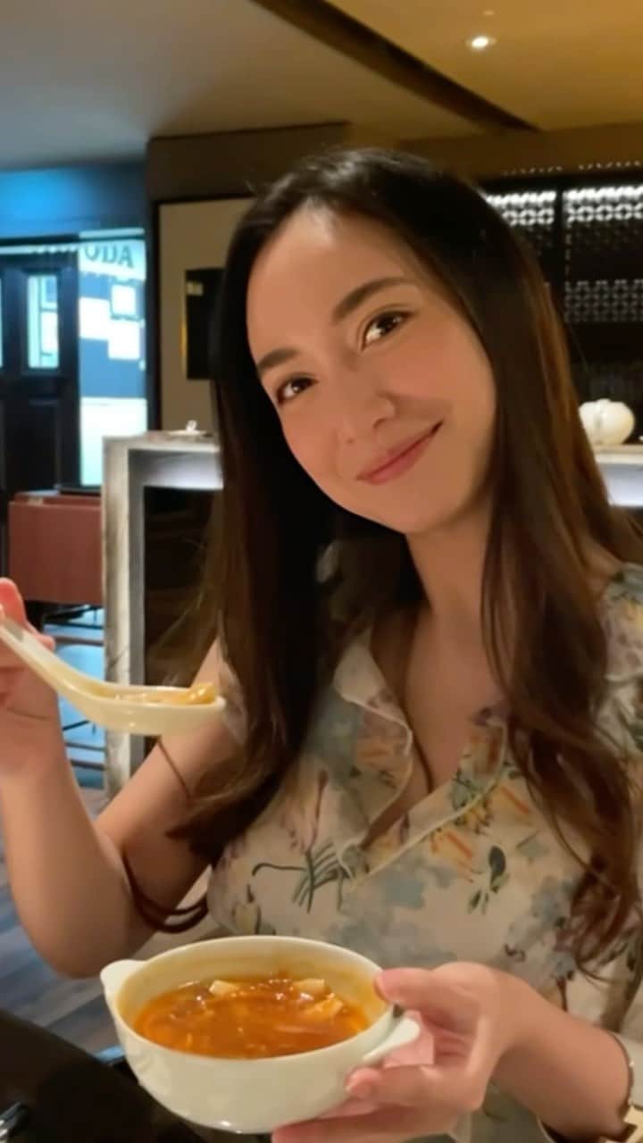のインスタグラム：「📍Pagoda Chinese Restaurant   🥢 ห้องอาหารจีนที่ตั้งอยู่ในโรงแรม @marriottmarquisbkk   🤍คืออร่อยถูกใจมาก  ปังไม่ไหววว  สุขุมวิท22  ที่นี่เป็นห้องอาหารจีนที่ได้นำเชฟระดับมิชลินสตาร์มาเป็นเอ็กเซคคิวทีฟเชฟ  เสริฟ์อาหารเป็นแบบจีนกวางตุ้งร่วมสมัย  🇨🇳 สายอาหารจีนห้ามพลาด!!!!  ⏰ เปิดทุกวัน พุธ-ศุกร์ เท่านั้นนะคะ  #food #restaurant  #chinesefood #hotel」
