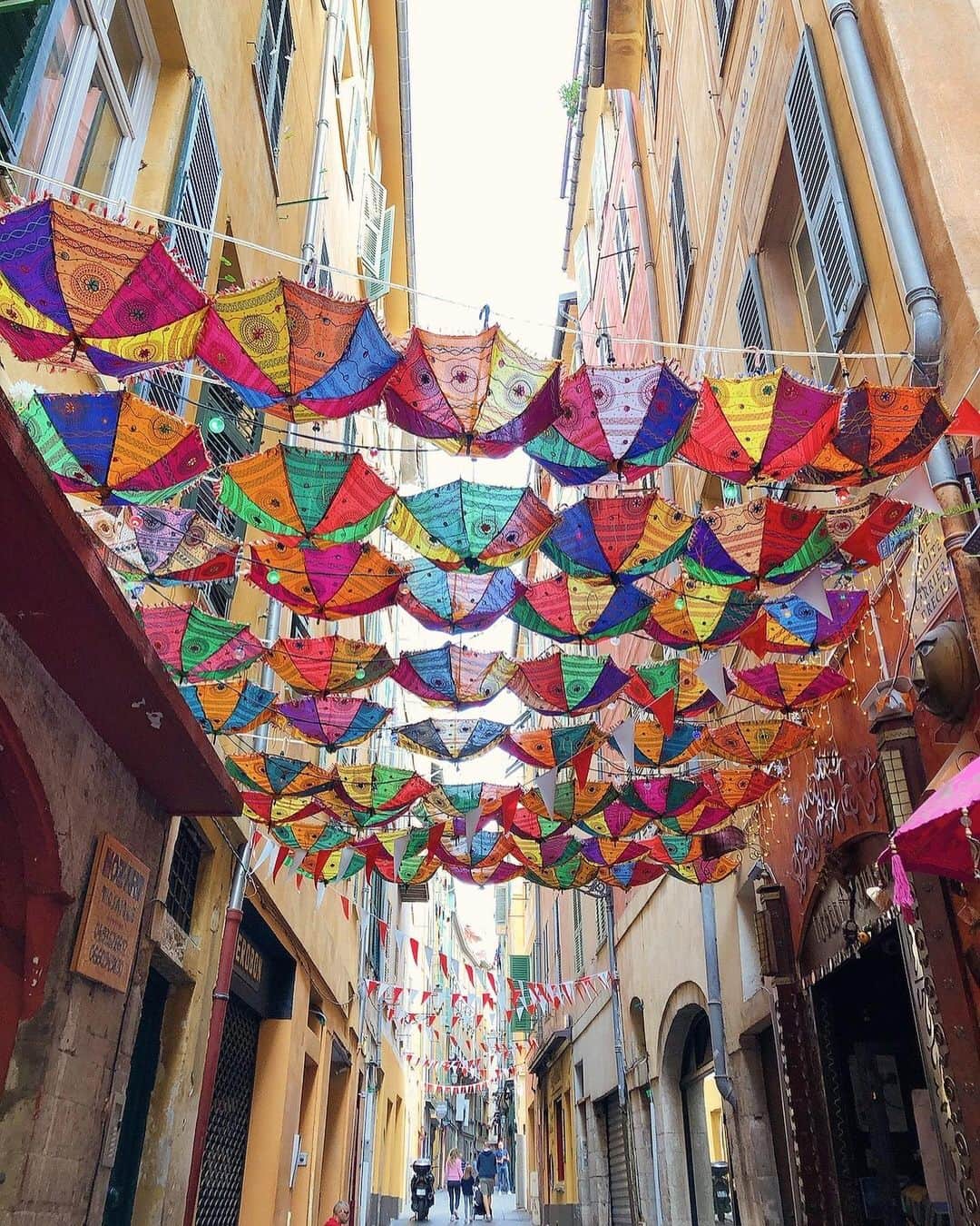谷山響のインスタグラム：「La ville colorée ✴︎  #nice #nicefrance #cotedazur #cotedazurfrance」