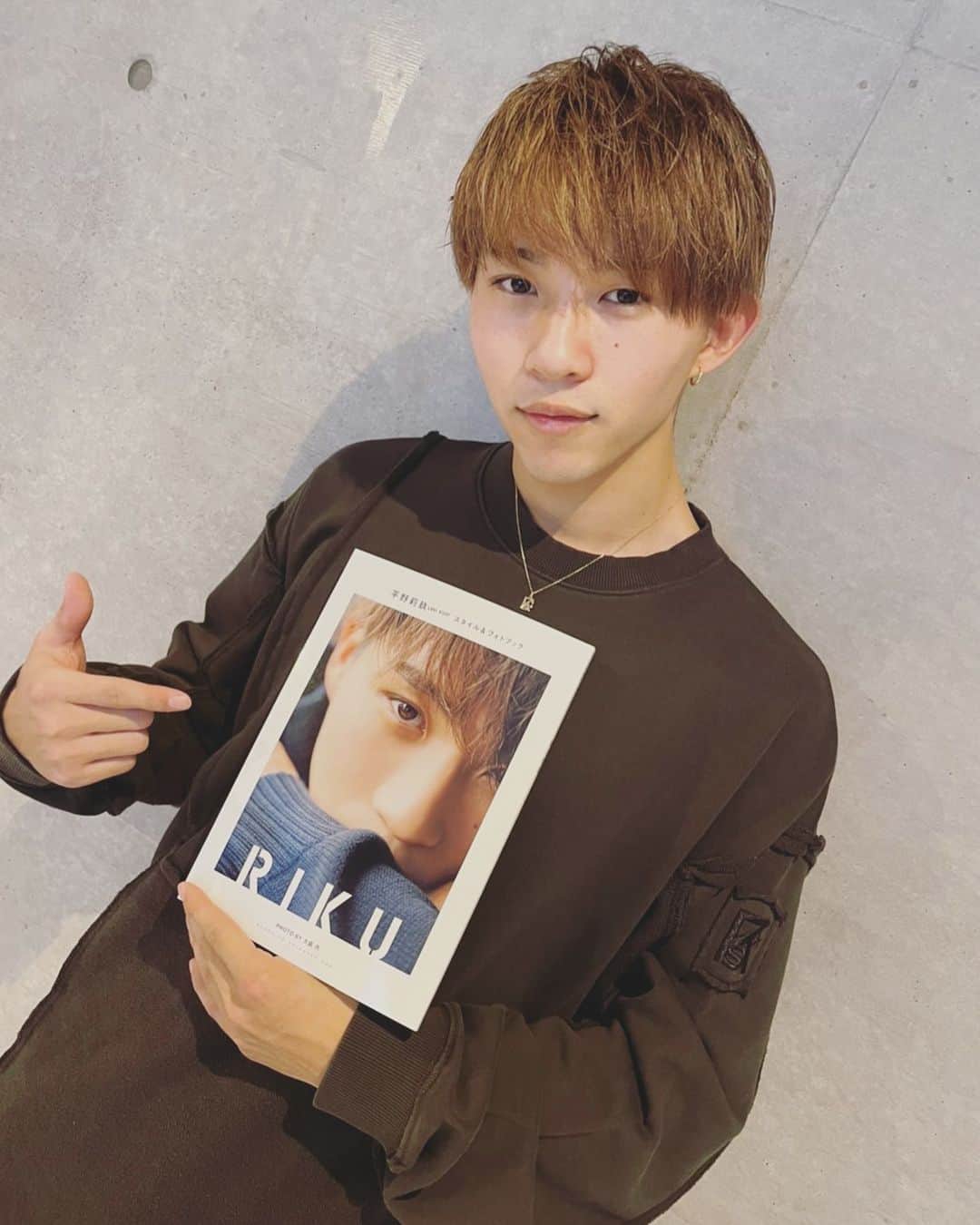 平野莉玖のインスタグラム：「みなさんこんばんは‼️  本日、『平野莉玖スタイル＆フォトブック RIKU』の発売開始されました😆  みなさん見ていただけましたか？😊 とてもいい作品となっておりますのでまだ見てない方は是非よろしくお願い致します‼️😊  そして！ 明日は大阪&名古屋にてイベントです😆 やっとみなさまとお会いできる時がやってきてテンションMAXですよ😁  あっという間だと思いますが楽しみましょうね😊  また、bookをご覧になった方は是非是非感想を聞かせてください✌️  #RKSRICKY #RKS #リクスリッキー #平野莉玖 #RIKU #スタイル&フォトブック #発売開始」