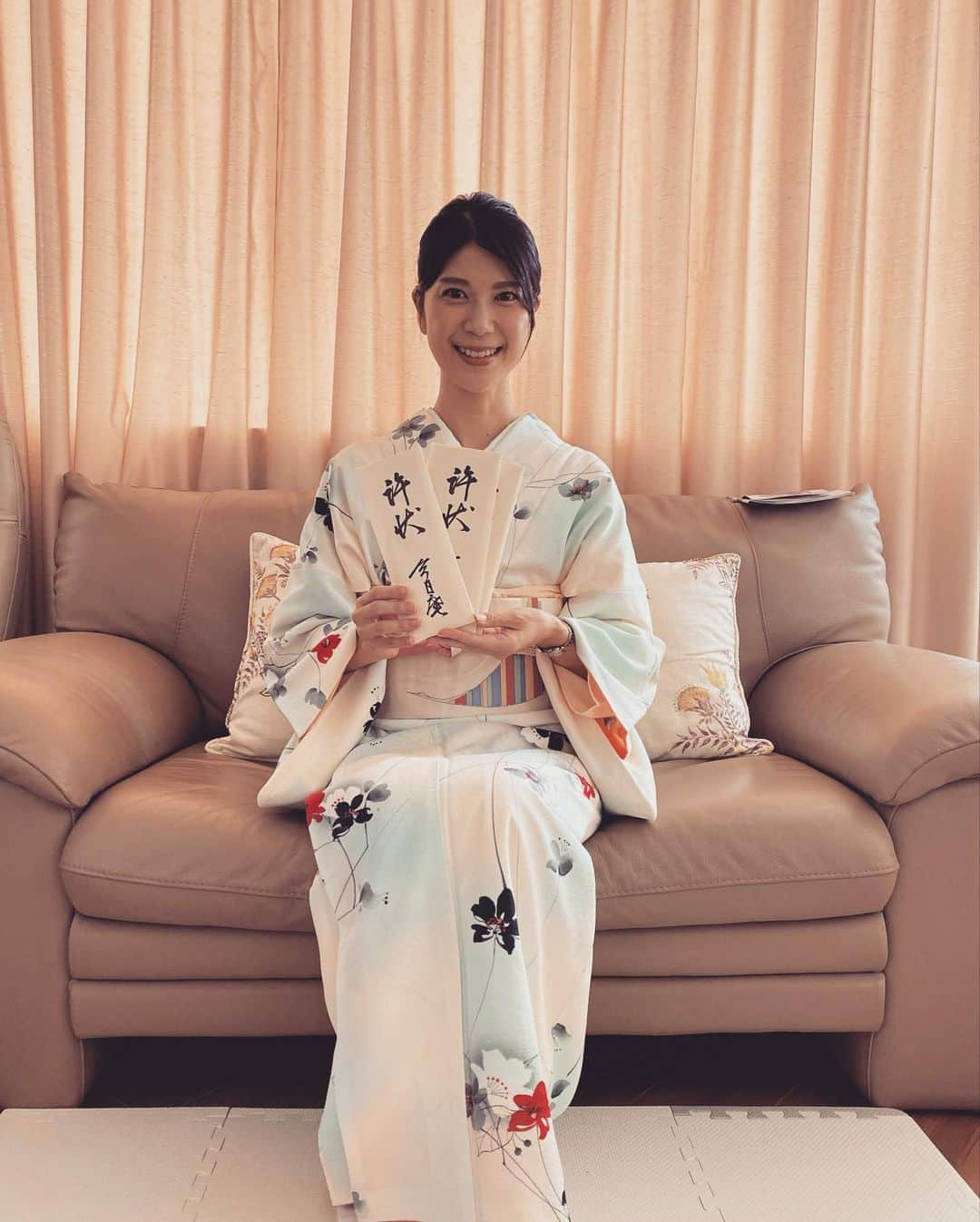 有地佐哉香さんのインスタグラム写真 - (有地佐哉香Instagram)「娘が産まれたタイミングで始めたお茶のお稽古。 初めて「許状」を頂きました。 0歳児とのドタバタ生活から離れて 静かな時間を過ごせることが何より幸せで、 毎週楽しみで仕方なかった😂（子どもがいなかったらこんなに有り難く感じなかったかも…） 細くでいいから長く続けられたらいいなぁ。 久しぶりにお着物着たので、記念に投稿。  #裏千家#茶道#お稽古#茶の湯#許状#お茶会#着物#小紋」10月15日 21時40分 - arichi_sayaka