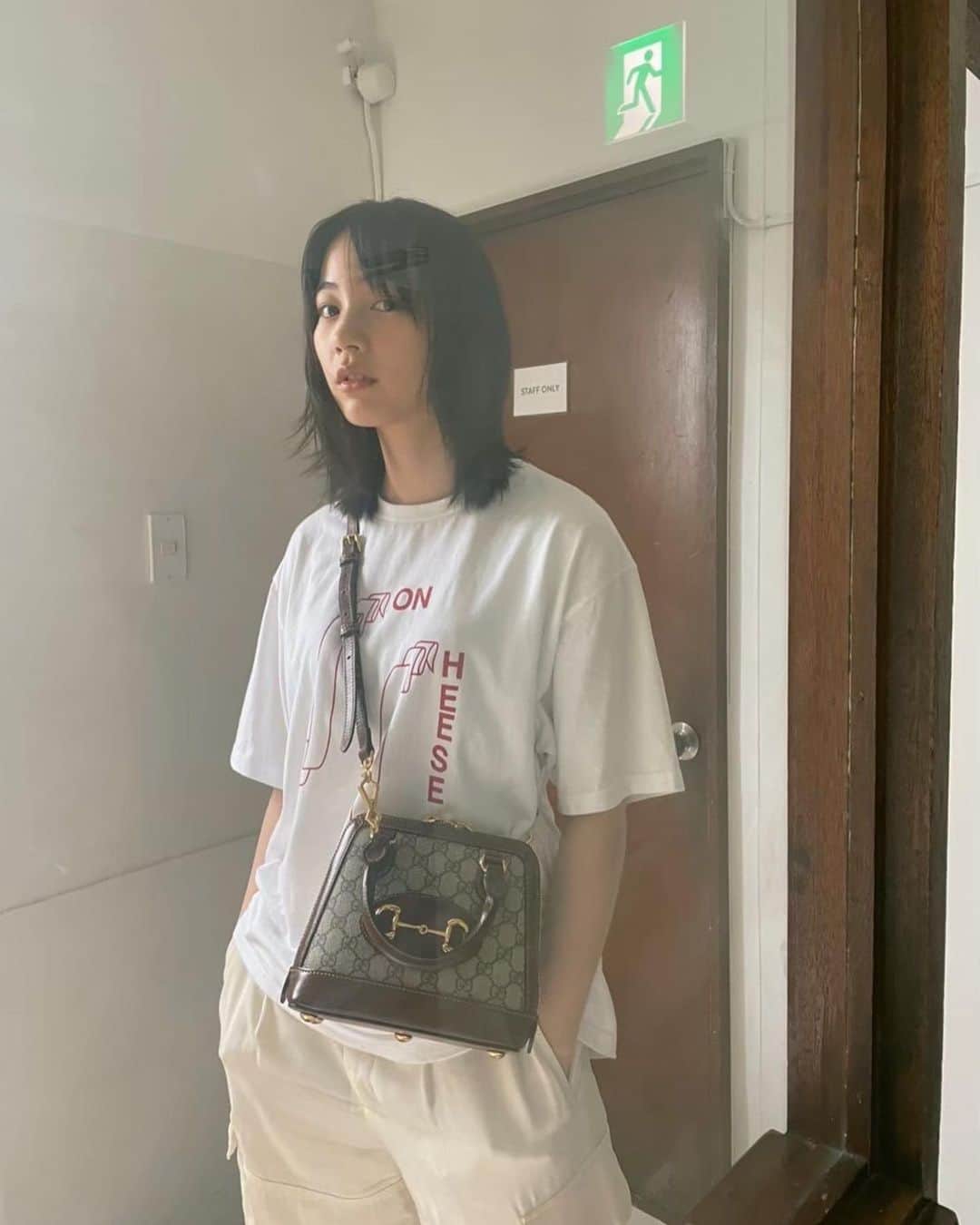 のインスタグラム：「ちょっと前に撮った写真。ガラス越しの写真はスタイリストの町野さんがとってくれたやつ🤳 この鞄、team nonスタッフが誕生日プレゼント🎁してくれたの。可愛い。」