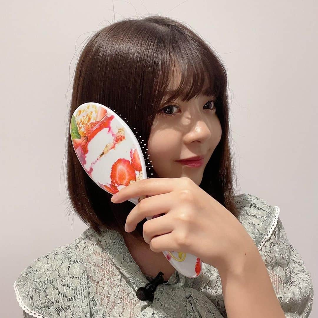 ゆなさんのインスタグラム写真 - (ゆなInstagram)「やほ〜ん！お久しぶり✨  お気に入りのヘアブラシ 「ウェットブラシ」@wetbrush_japan から 新しいデザインが出たんだって🤭💕  これ！めちゃくちゃ可愛くない？！🍰💕 ゆないちご好き🍓だからテンションあがる〜！😳 ブラシの形がパフェグラスみたいになっているのもオシャレ💕  このブラシのデザインをしたのは、渡辺直美さん ！@watanabenaomi703 なんだって！😳 持ってるだけでテンション上がっちゃうほどかわいすぎる💕  Popteenでも何度も紹介しているから、 知ってる人も多いかもだけど、 このブラシ使うと全然絡まらないし、 とかすだけでサラサラつやつやんな髪になってまとまってくれるのっ💕  みんなにも体感して欲しいな〜！！ ドラッグストア、バラエティストアで販売してるよ！ 渡辺直美さんコラボのウェットブラシ使ってみてね！✨✨  #ウェットブラシ #WetBrush #ナオミブラシ #supported」10月15日 21時50分 - _yunachannel