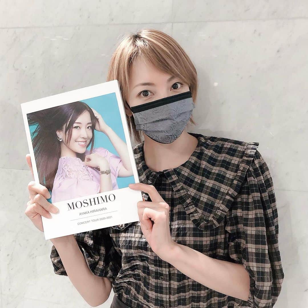 のインスタグラム：「. 待ちに待った あーや(平原綾香さん)の コンサートに 行って参りました❤️❤️ . 最高すぎました。 あーやの 声、息、言葉、思い 全てが細部に至るまで 魂がこもっていて あーやが 発するもの 全てが真実で だから こんなに心に突き刺さるんだなー。 何度もじーんとして。 沢山のメッセージもらって帰ってきました❤️❤️  . 氷艶、LUXEの 愛するお仲間にもお会いできました😊😊😊 しーちゃん(荒川静香さん) 髪の毛みじかっ😊😊‼️  お隣で 幸せに過ごさせて頂きました😊😊😊  . 出逢いに感謝。  . そして。今日は LUXEの配信トークの日でしたね😀 見てくださった皆様ありがとう☺️☺️ 22日まで 配信されるみたいなので ご興味ある方は みーてーね❤️❤️🙏  . #平原綾香　さん #荒川静香　さん #氷艶 #LUXE #柚希礼音」