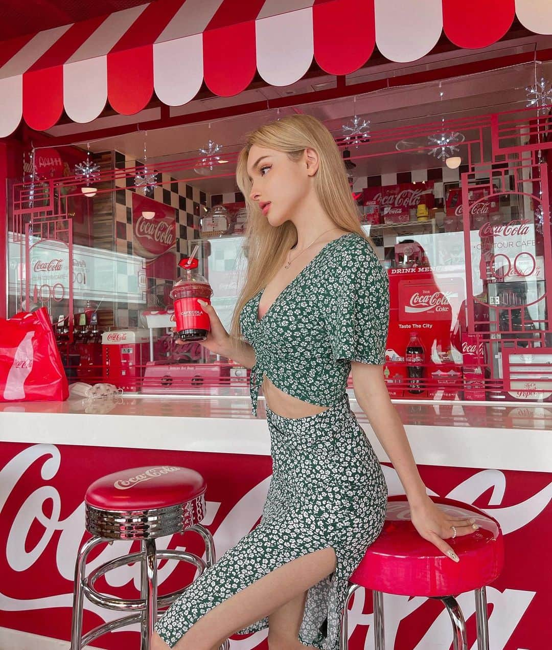 Elina 엘리나 (エリナ) さんのインスタグラム写真 - (Elina 엘리나 (エリナ) Instagram)「CocaCola cafe with mom❤️ 엄마랑 콜라 카페ㅎ ㅎ」10月15日 22時16分 - elina_4_22