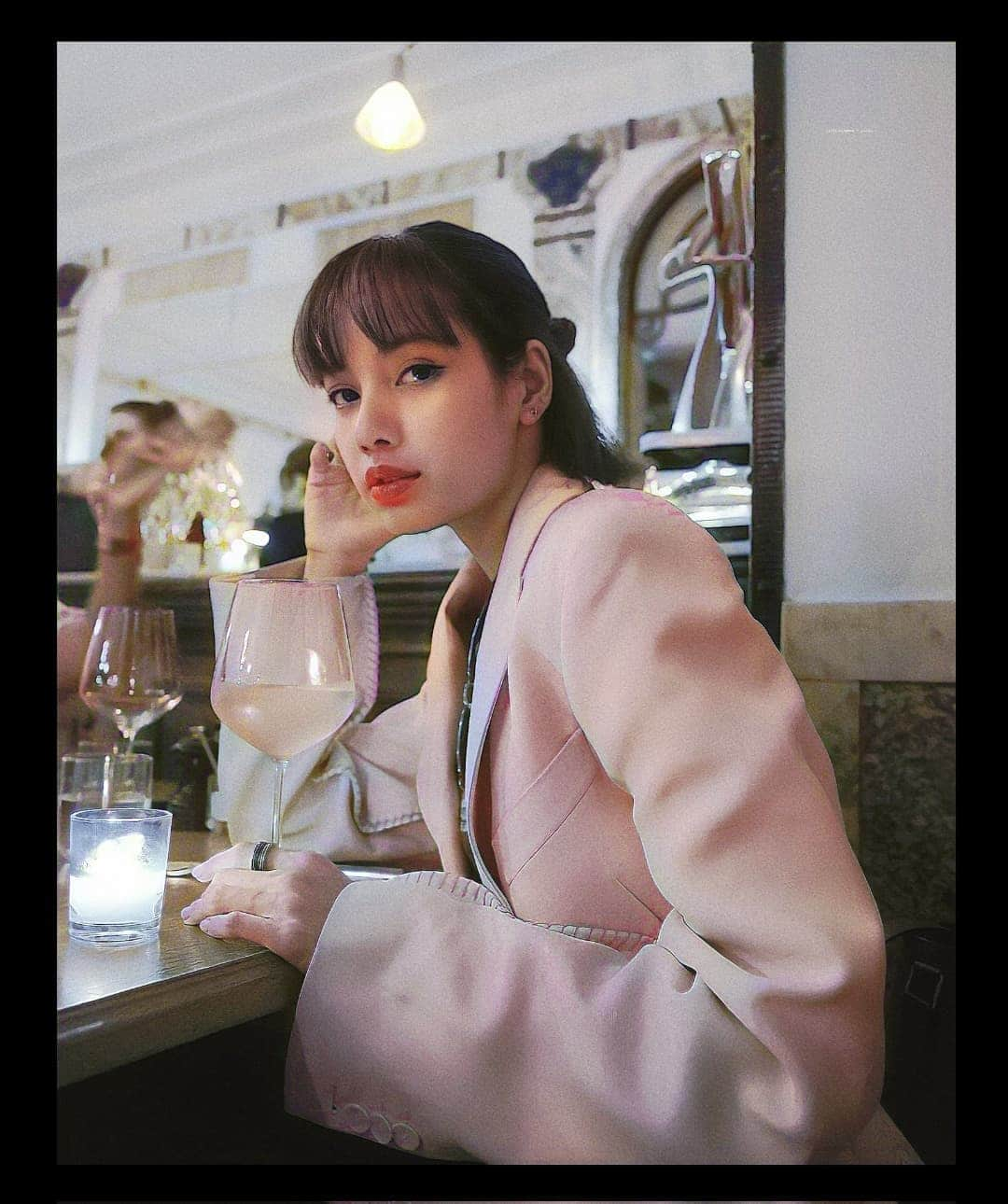 リサさんのインスタグラム写真 - (リサInstagram)「Would you like to have a dinner date with Lisa?🥺🇫🇷  ©NUXIHS97  . . . #LISA #LALISA #리사 #블랙핑크 #BLACKPINK #LALISAMANOBAN #LALISAMANOBAL #blackpinklisa #lisablackpink」10月15日 22時30分 - lisa.blackpink