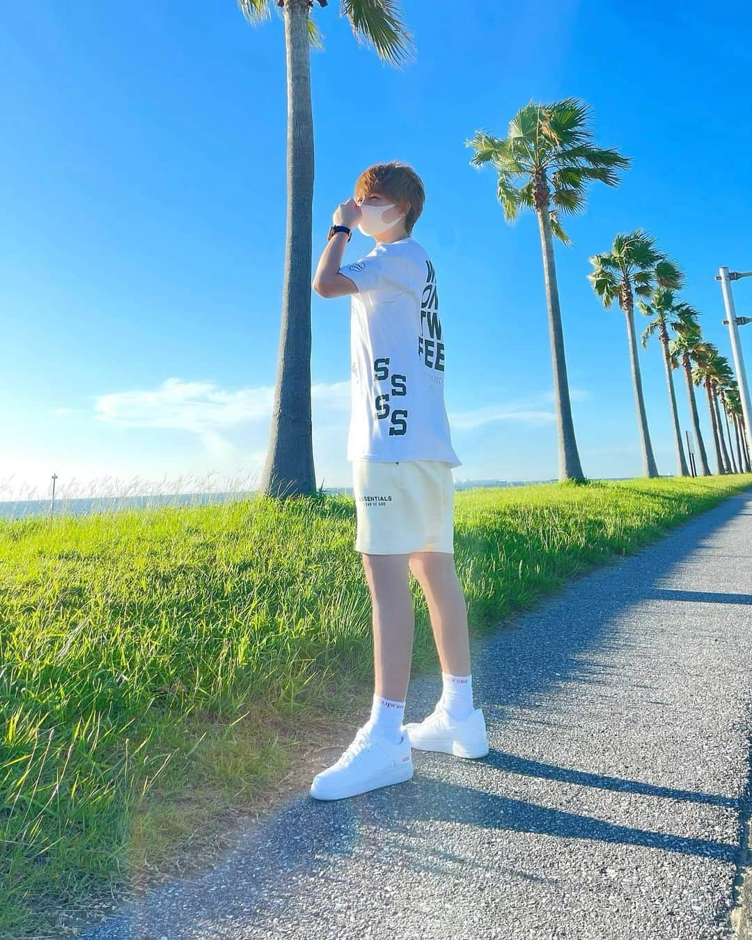 松村淳平さんのインスタグラム写真 - (松村淳平Instagram)「ここめっちゃ夏を感じました🌴  ▼tops≫#thenetworkbusiness  ▼necklace≫#gucci ▼pants≫#essentials  ▼socks≫#supreme ▼sneakers≫#supreme   ほな」10月15日 22時30分 - jumpei_matsumura