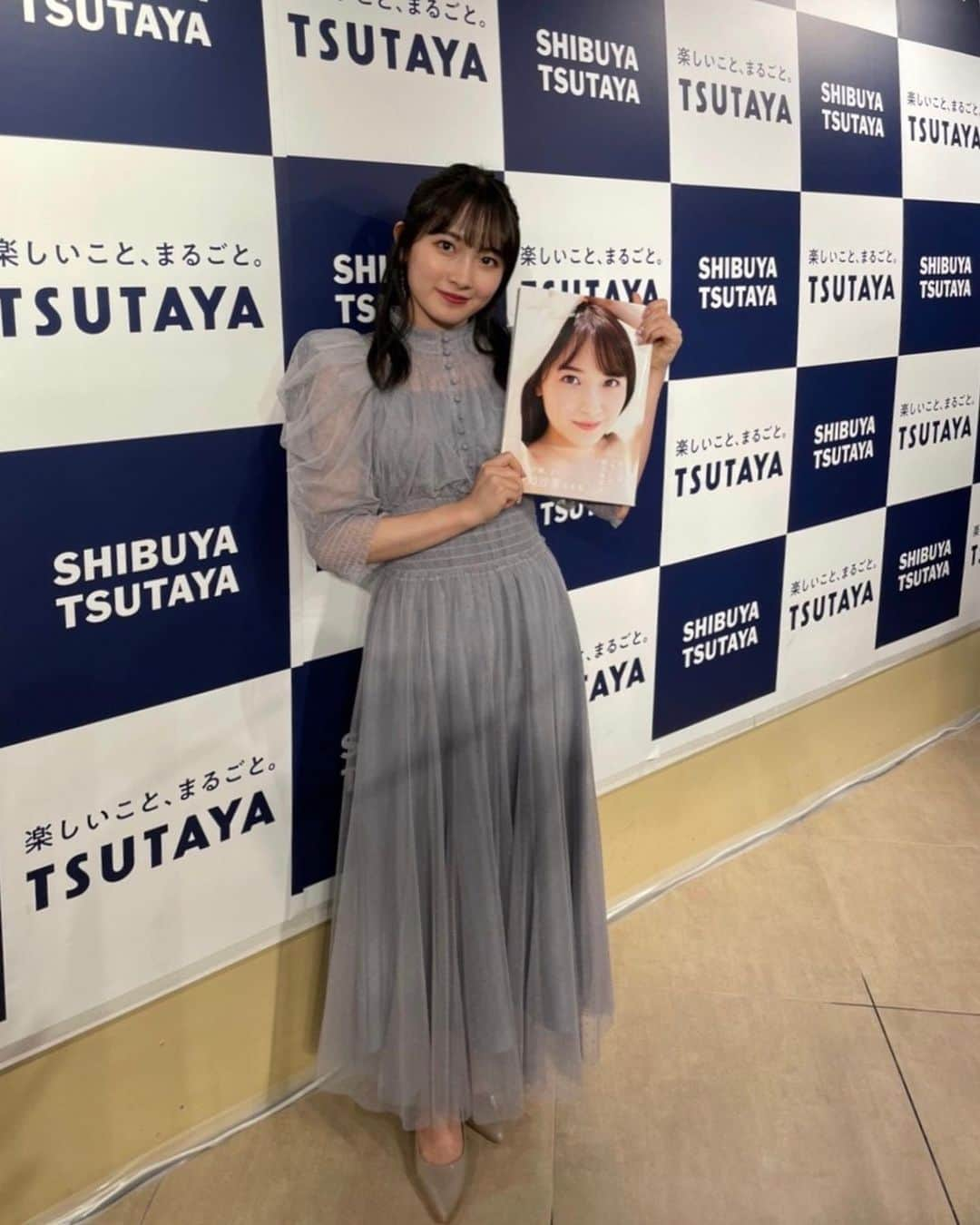 森戸知沙希さんのインスタグラム写真 - (森戸知沙希Instagram)「本日発売🎊 　　　 　　　 　　 モーニング娘。'21森戸知沙希写真集「with thanks」 　　　 　　　 　　　　　　　 　　　 SHIBUYA TSUTAYAさんで行った、 発売記念イベントにお越しくださった皆さんありがとうございました！　   初めましての方もたくさんいて嬉しかったです😭💓 　　　　 　　　　 　　 　　　 予約してくれた皆さんもありがとうございます🙏 　　　 　　　 　　 　　  たくさんの方に見ていただけるとうれしいです🌱 　　　　 　　　 　　　 　　　 　　　 　　　　 　　　　 　　 #写真集  #ワニブックス さん #withthanks  #4冊目  #ぽんちゃん  #愛犬  #写真集デビュー  #ぜひチェックしてね  #morningmusume21  #helloproject  #モーニング娘21」10月15日 22時26分 - chisaki__morito.official