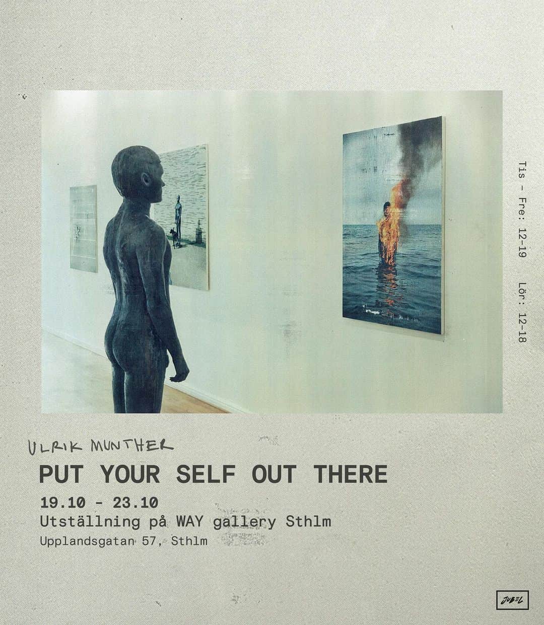 ウルリック・マンターのインスタグラム：「Hallå,  På tisdag börjar utställningen Put Your Self Out There på @waygallerysthlm! 🤓🖼 Jag hoppas så många som möjligt gör just det, och kommer förbi.   Redan nu går det dock att förbeställa ett antal prints/posters. Och beställer du senast söndag så kan du få den signerad. Dessutom får du chans att ta med en vän och gå på vernissagen på tisdagkväll. 🎉😎 Då kommer vi prata lite om projektet, jag kanske spelar nån låt osv. Och så bjuds det på sponsbärs o popcorn! 🍺🍿 Så köp en print, så kanske vi ses!  Eller bara besök utställningen. Och ta en selfie med statyn.  Länkar i storyn.  Tjo!」