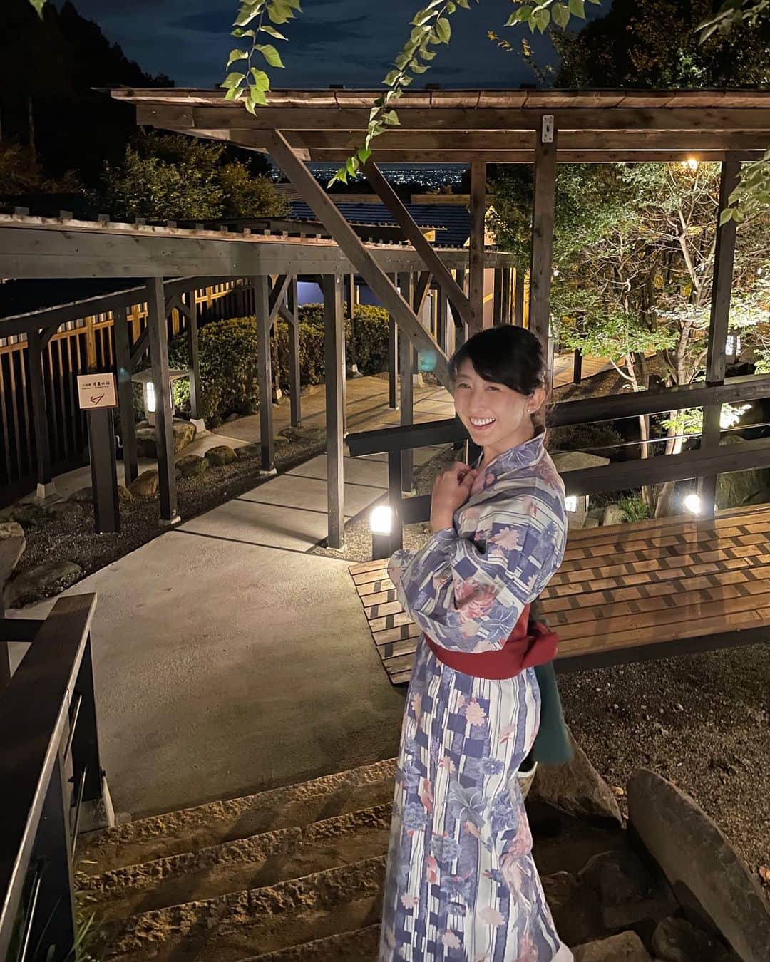 土屋香織のインスタグラム：「♨︎.群馬 赤城高原温泉 山屋蒼月 𝕐𝕒𝕞𝕒𝕪𝕒 𝕊𝕠𝕦𝕘𝕖𝕥𝕤𝕦 全室露天風呂付き🧖‍♀️♡ とっても広くて贅沢なつくりのお部屋でした( ˘͈ ᵕ ˘͈ )♬ お部屋に用意されてたわらび餅。わらび餅大好きだからうれしいな😊 . しかもこの日は月がとってもきれいで🌕✨ お部屋のお風呂の襖越しに映る樹々の影も素敵だったんですが、襖を開けた景色にも感激✧︎◝︎(*´꒳`*)◜︎✧︎˖ 星もめちゃくちゃきれいに見えました🌟しかしiPhoneすごいな📱（6枚目は星なのでよく目をこらして見てね笑笑） . 大浴場も行きましたがまた誰もいなくて貸切。 でもやっぱりお部屋のお風呂が最高🧖‍♀️♡ 何回入ったことか🤣 . テラスもとっても気持ちがよくて 夜中もここで日本酒飲んで🍶 日中はビール🍺♪ 居心地良すぎて帰りたくなくなっちゃう笑 チェックアウトが10時だったからもうちょっと遅いとよかったかなぁ😌 朝食も豪華でお腹いっぱい☺️美味しかったです❣️ここでも川魚の甘露煮が🐟群馬のお料理なのかな？ あとポテトサラダに枝豆入ってた！群馬は天狗の枝豆有名だもんね👺 . . . #山屋蒼月 #群馬旅行 #群馬県 #かおvoyage #赤城高原温泉 #赤城山 #retrip_japan #タビジョ #genic_japan #beautifulhotels #bestphoto_japan #tabigenic #旅行好き女子 #iamatraveler #instagramjapan #東京女子部 #たびすたぐらむ #温泉旅行 #旅行好きな人と繋がりたい #旅行好き女子 #beautifuldestinations #旅スタグラム #温泉好きな人と繋がりたい #retrip_nippon #stayway女子旅 #otonatabi_japan #露天風呂付き客室 #温泉女子 #タビノタネ #楽天フォトジェニック旅 #tabifleeeeek」
