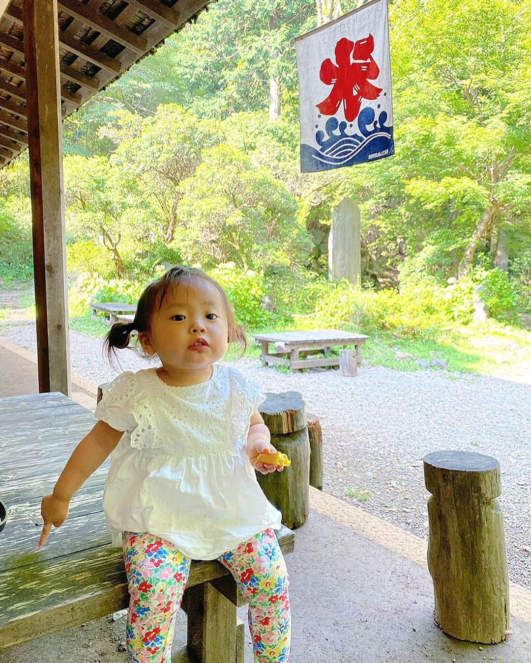 磯部奈央のインスタグラム：「🍧  箱根へ。 氷食べてないけど、いい感じの写真撮れた📸  平日に、わたしの母と娘と、3世代女子旅🙌🏻免許が使えない（わたしはペーパードライバー）メンバーなので、電車とタクシーを駆使して楽しみました😆  と言っても、娘を連れての観光は大変すぎるので、基本はお宿でゆっくり過ごしました☺️  #箱根旅行 #箱根 #3世代旅行 #星野リゾート」