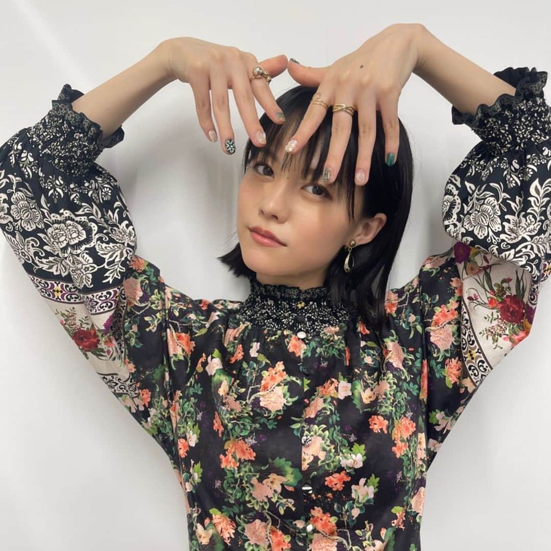 志田彩良のインスタグラム：「・ 映画「かそけきサンカヨウ」本日無事に公開となりました。 丁寧に大切に紡いだ作品を ようやく皆様にお届けする事ができ、 改めて感謝の気持ちでいっぱいです。 初日舞台挨拶にお越しいただいた皆様 ありがとうございました💐 満席、感慨深いです。 皆様の心に届く作品となりますように。」