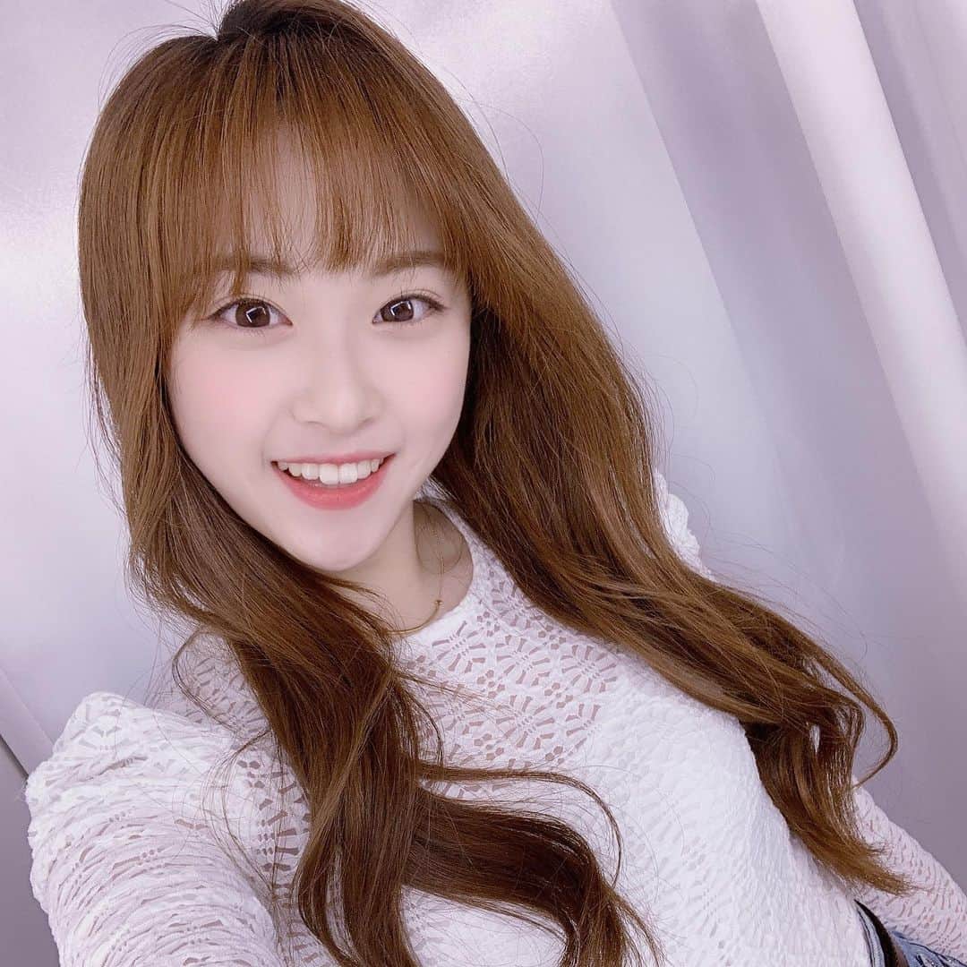 岸田莉里花のインスタグラム：「こんにちは！岸田莉里花です😊 今まで沢山の応援ありがとうございました！感謝でいっぱいです❤️ これからも努力するので私の夢を応援し続けてほしいです！☺️ 感謝の気持ちを明日、V liveというアプリでたくさんお話ししますのでぜひみにきてください！ 詳細は2、3、4枚目にあります！  안녕하세요! 키시다 리리카 입니다😊 지금까지 많이 응원 해주셔서 정말 감사합니다! 앞으로도 노력 할 테니 저의 꿈을 계속 응원해 주시면 좋겠습니다!☺️ 감사한 마음을 내일 V live라는 어플로 많이 소통할 테니까 꼭 보러 와주세요!！ 자세한 사항은 2,3,4장째에 있습니다❤️  Hello! I'm Ririka Kishida😊 Thank you for your support so far!I'm full of gratitude❤️ ·I will continue to work hard, so I hope you continue to support my dream!☺️ I'll tell you a lot about my appreciation tomorrow on an app called Vlive, so please come and see it! The details are in the second, third and fourth pages!」