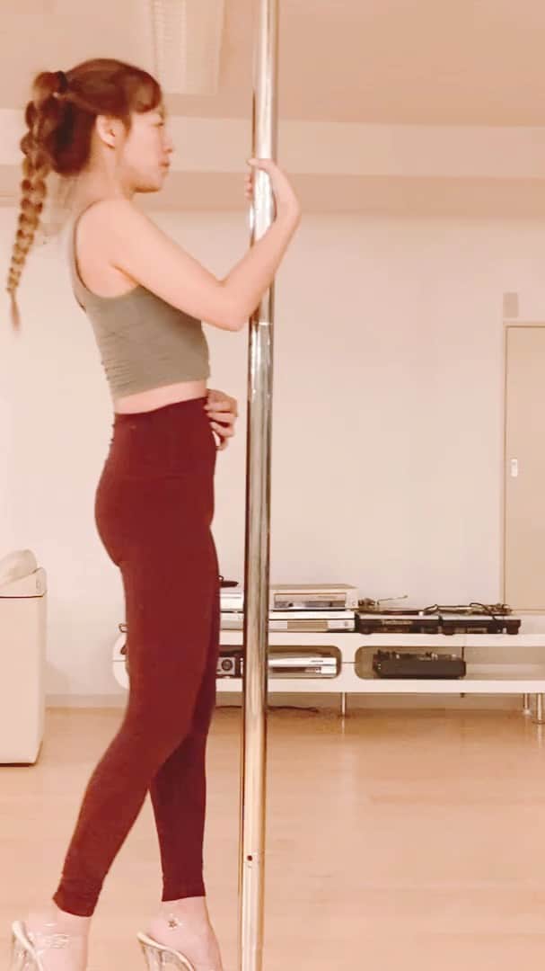 のインスタグラム：「先週からの引き続き。 動きが少しスムーズになってきた！ #MAXLINA #poledance #成長記録 chreo @curlybaby_lilika」