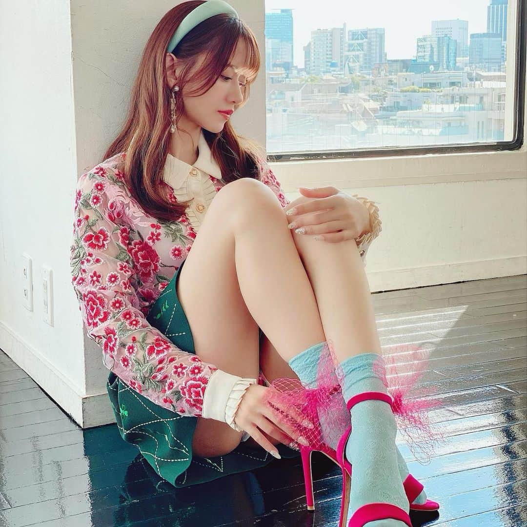 希島あいりのインスタグラム：「撮影が無事終了しました🧸🌹  .  .  2日間快晴に恵まれ過去一と言っても過言ではないくらい可愛くてカッコイイ希島あいりを福島裕二さんに撮っていただきました📸✨  早く見てほしいけど解禁まで オフショットで我慢だね！！！  .  .  #希島あいり写真展 #12月中旬より開催」