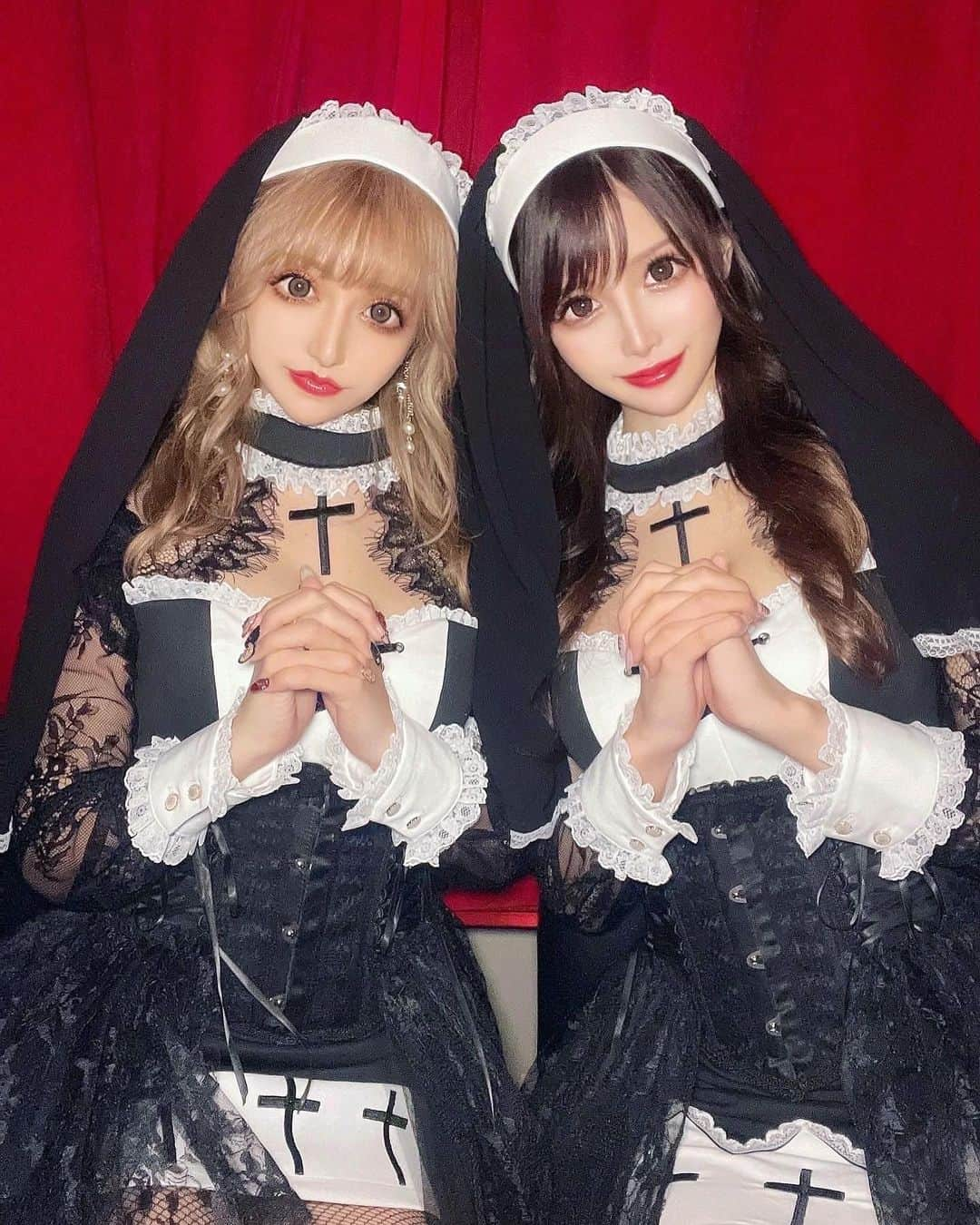 桜咲乃愛さんのインスタグラム写真 - (桜咲乃愛Instagram)「昔から大好きなさくりなちゃんと ハロウィンパーティーをして来てしまった😭💕👻🎃🕸✝️  そしてなんと私がデザインしたシスターコスプレをお揃いで着てくれた😭💓💓💓💓✨神よ、ありがとう😭💕♱  幸でしかない💕✨ 楽しくて時間あっという間だった🥰♥️！  いっぱい写真撮ったので分けて載せていきます🥰♥️♥️♥️♱  #シスターコスプレ#コスプレ#コスプレ女子 #ハロウィン#ハロウィンコスプレ #ハロウィンパーティー#お揃いコーデ #双子コーデ」10月16日 0時24分 - noasama1101