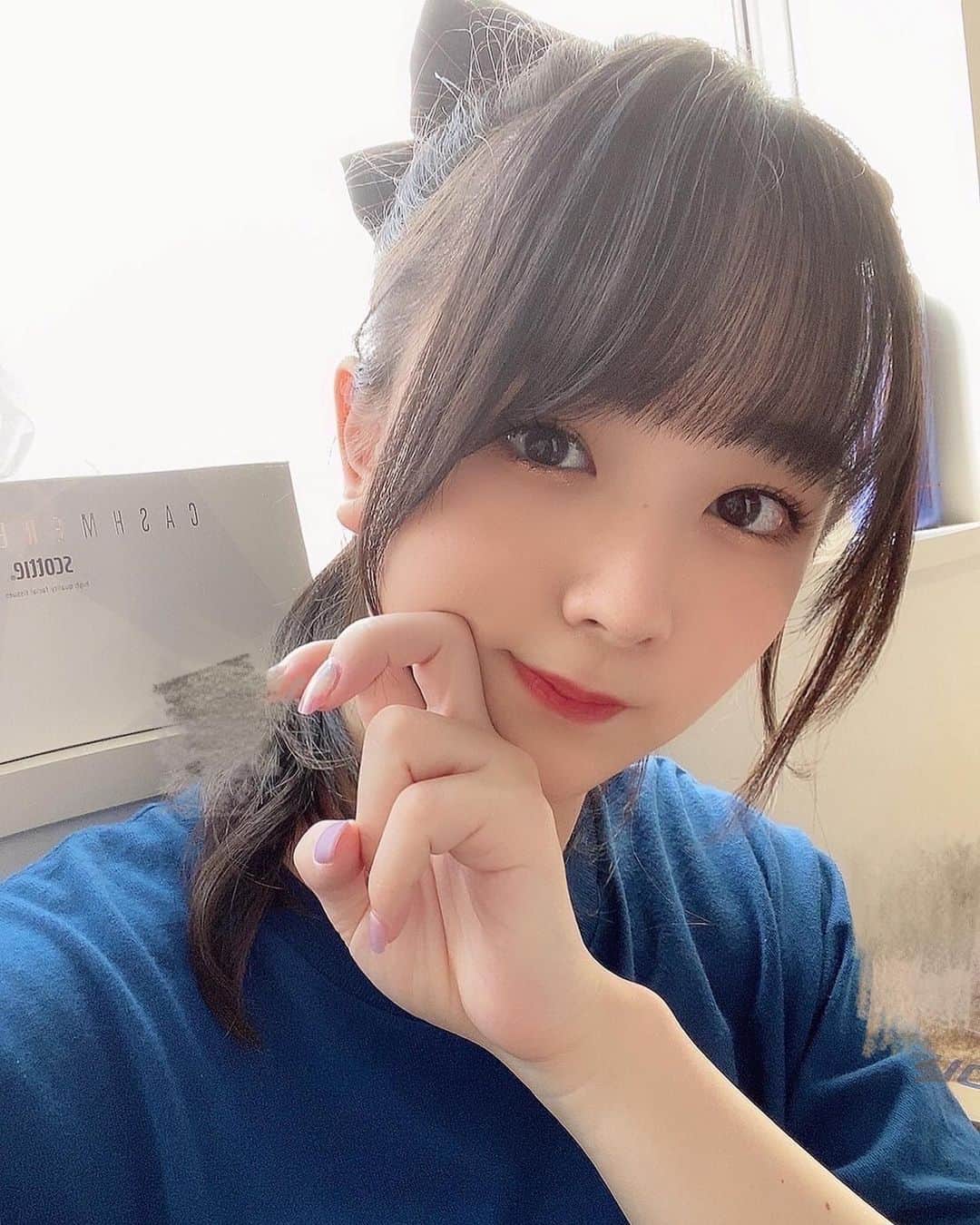 高田もものインスタグラム：「. おやすみ。 今日も一日ありがとう。 . かしこ . #高田もも #かしこってなに #かしこ #instagood #instagram #うみぽす #リボン #ポニーテール #Tシャツ #前髪 #韓国ヘア #ロングヘア #おくれ毛 #blueoutfit」