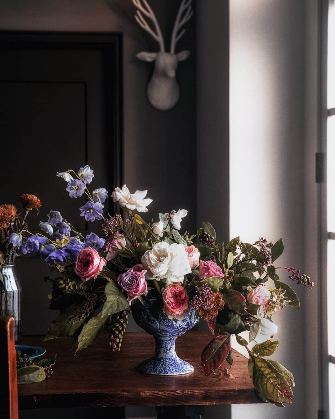 柳澤麻衣のインスタグラム：「Autumn Rose Arrangement .Have a lovely weekend .  秋バラのアレンジメント。 白いバラとペールピンクのバラは庭のバラをカットして使いました。  花材 バラ4種 アナベル デルフィ フジバカマ あじさい ユーカリ 山ごぼう」