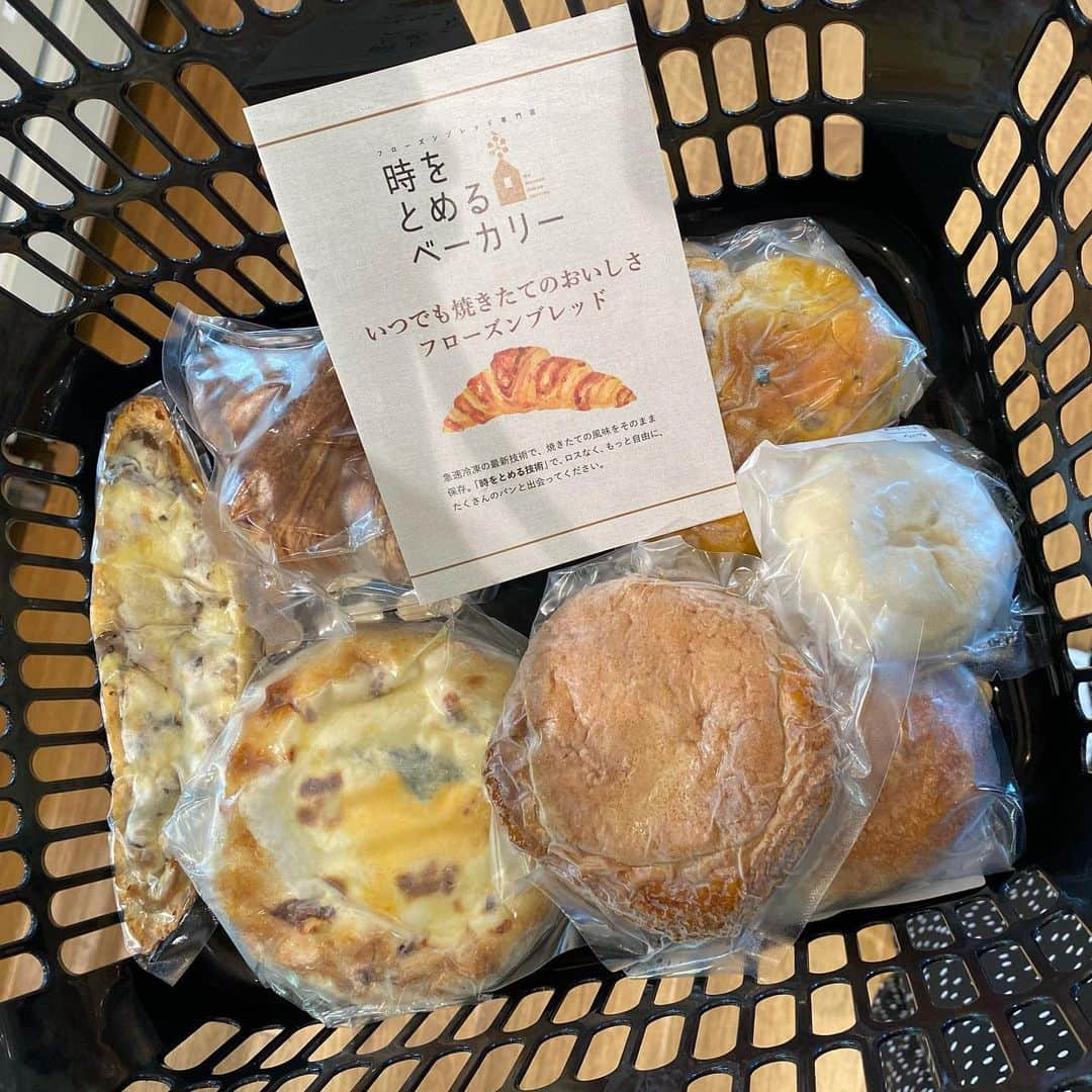 嶋村瞳さんのインスタグラム写真 - (嶋村瞳Instagram)「. 『時をとめるベーカリー』 全国有名店のパン🍞を集めた店舗。 時をとめる?!?!  急速冷凍の最新技術で焼きたて風味をそのまま保存！ 電子レンジで簡単に時が戻る！ 美味しさもそのまま♥凄い！ 店舗で実際に食べることもできます。 私は横浜市瀬谷で購入しましたが、いずれは移転するそうで、転々と移動して行くそうなので、毎回今はどこに店舗があるのか確認して行くのがおすすめ(*≧∇≦)ﾉ . #時をとめるベーカリー #ベーカリー #パン #焼きたて #グルメ #時代は変わる #急速冷凍 #嶋村瞳のグルメ旅」10月16日 0時44分 - hitomi_shimamura_official