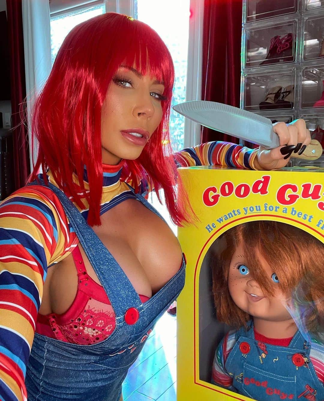 のインスタグラム：「There is a reason I kept Chucky in the box, he's clearly focused on something 👀😅😱⁠⁠ ⁠⁠ ⁠⁠ #childsplay #horror #halloween #scaryflix #nosleep #horrormovie #scary #brideofchucky #doll⁠⁠ #cosplayer #costume #cosplaying #cosplaygirl #chucky #chuckycostume」
