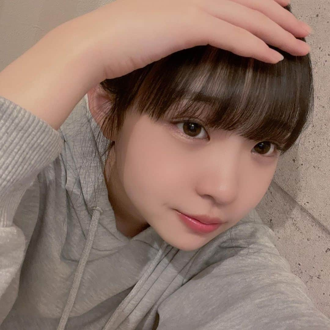 Hinataさんのインスタグラム写真 - (HinataInstagram)「. .  前髪重くした〜〜！！ どう❔😵‍💫😵‍💫 . #ちょっとだけ #イメチェンになってる？」10月16日 13時37分 - hinachosugram