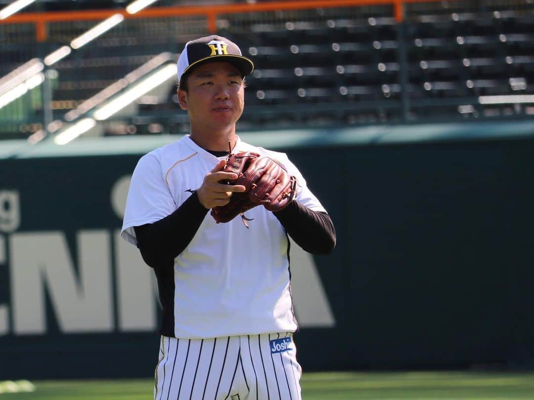 阪神タイガースさんのインスタグラム写真 - (阪神タイガースInstagram)「明日からの本拠地・甲子園5連戦に向け全体練習を行いました‼︎  #糸原健斗 選手 #大山悠輔 選手 #伊藤将司 選手 #板山祐太郎 選手 #梅野隆太郎 選手 #秋山拓巳 選手 #木浪聖也 選手 #島田海吏 選手 #村上頌樹 選手 最後は、選手からのリクエストで撮影させて頂いたクールな一枚📸 #メルロハスジュニア 選手 #ジェフリーマルテ 選手 #阪神タイガース #挑超頂」10月16日 13時55分 - hanshintigers_official