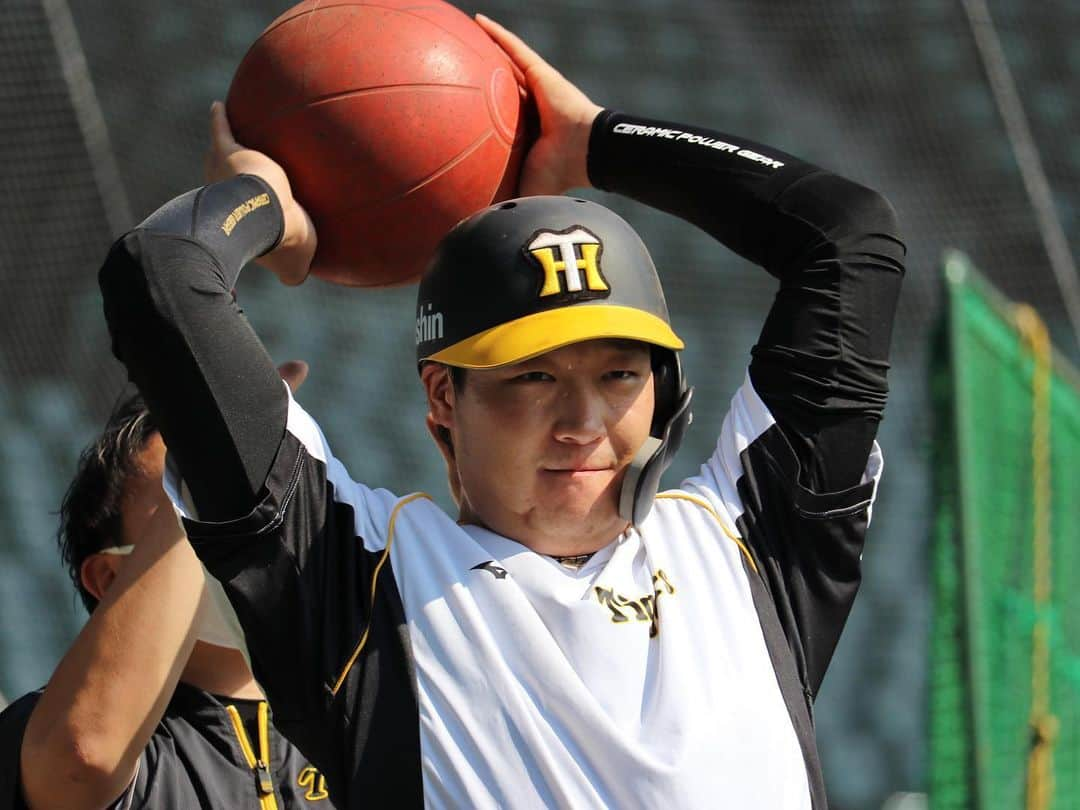 阪神タイガースさんのインスタグラム写真 - (阪神タイガースInstagram)「明日からの本拠地・甲子園5連戦に向け全体練習を行いました‼︎  #糸原健斗 選手 #大山悠輔 選手 #伊藤将司 選手 #板山祐太郎 選手 #梅野隆太郎 選手 #秋山拓巳 選手 #木浪聖也 選手 #島田海吏 選手 #村上頌樹 選手 最後は、選手からのリクエストで撮影させて頂いたクールな一枚📸 #メルロハスジュニア 選手 #ジェフリーマルテ 選手 #阪神タイガース #挑超頂」10月16日 13時55分 - hanshintigers_official