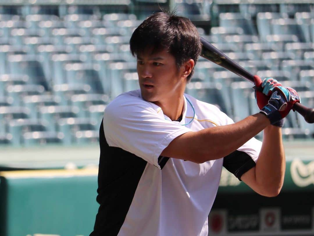 阪神タイガースさんのインスタグラム写真 - (阪神タイガースInstagram)「明日からの本拠地・甲子園5連戦に向け全体練習を行いました‼︎  #糸原健斗 選手 #大山悠輔 選手 #伊藤将司 選手 #板山祐太郎 選手 #梅野隆太郎 選手 #秋山拓巳 選手 #木浪聖也 選手 #島田海吏 選手 #村上頌樹 選手 最後は、選手からのリクエストで撮影させて頂いたクールな一枚📸 #メルロハスジュニア 選手 #ジェフリーマルテ 選手 #阪神タイガース #挑超頂」10月16日 13時55分 - hanshintigers_official