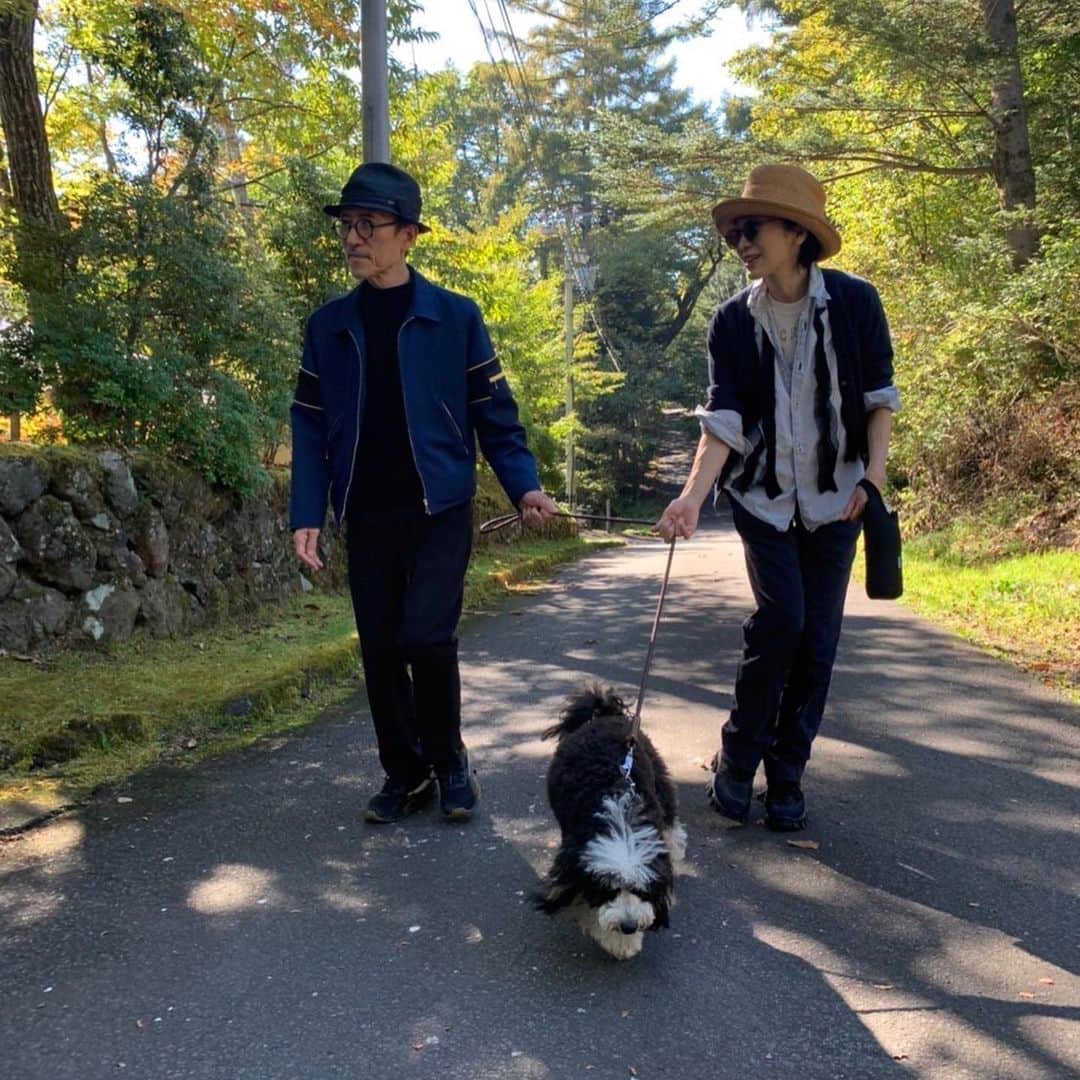 高橋幸宏さんのインスタグラム写真 - (高橋幸宏Instagram)「天辰さん夫妻がかきてくれて、パスキャルと散歩の3人写真が撮れました。僕は科学治療の時、目をつむって、こんなワンコとの散歩の様子を夢見てたんだ。 #pascal  #散歩  #ゆめみた」10月16日 14時00分 - room66_yukihiro