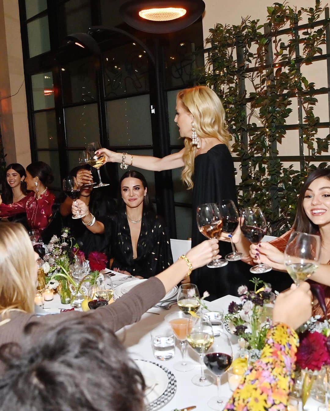 Elizabeth Turnerさんのインスタグラム写真 - (Elizabeth TurnerInstagram)「just a country girl in a fashionista's world 🤠❤️‍🔥💋 so honored to be included in this amazing group of women. Everyone is so kind and welcoming- and we had a blast celebrating @curateur and @rachelzoe 🍾 I always genuinely connect with the people at Rachel's events; and I always come home with new friends. Thank you for fostering this environment of kindness and fun @kaseycrook !! Til next time 💋」10月16日 5時35分 - elizabethcturner