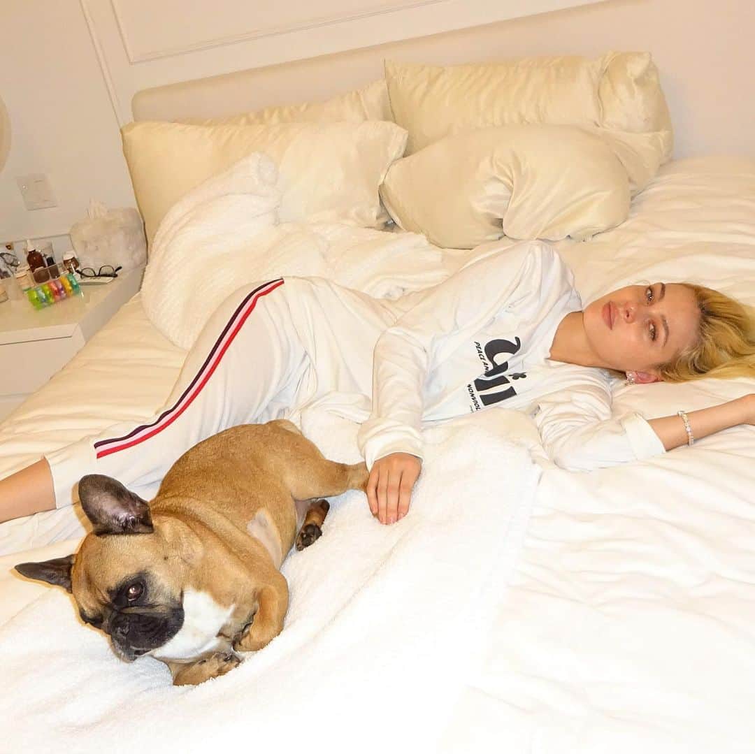 ニコラ・ペルツさんのインスタグラム写真 - (ニコラ・ペルツInstagram)「My heart is shattered.  My angel frankie has gone to heaven and I can’t fathom the idea of not being able to kiss his face one more time. Every room he walked into everyone ran to him. His energy was so pure and full of happiness. He was the kindest dog I’ve ever met. The fact I got to be his mom is one of the proudest things I can say. I miss him so much, my heart will never be the same without him here on earth.  I love you so much frankie and I know I’ll see you again one day.  Thank you for loving me.」10月16日 6時25分 - nicolaannepeltzbeckham