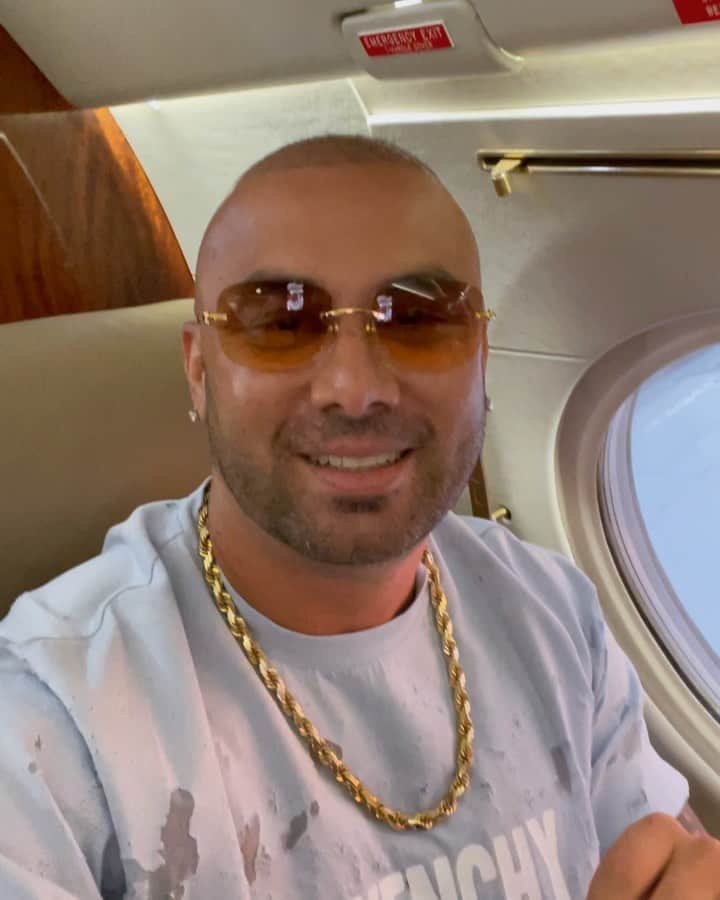 ウィジンのインスタグラム：「Mañana hacemos historia 🥷🏻🥷🏻 @wisinyyandel @iheartlatino @yandel」