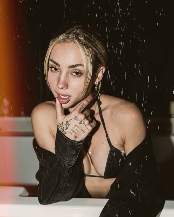 チャーリー・ジョーダンのインスタグラム：「She said she’s different🌹 @smokeroses  International shipping open for Canada, Mexico, UK, and London  🎥 @sk8orjuan」
