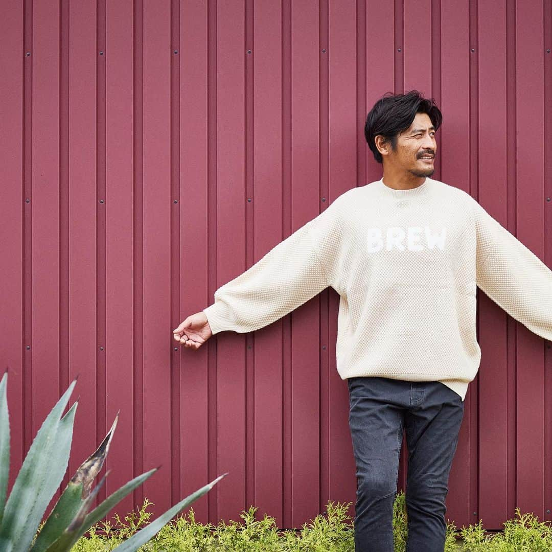 坂口憲二（THE RISING SUN COFFEE）さんのインスタグラム写真 - (坂口憲二（THE RISING SUN COFFEE）Instagram)「◆GOOD MORNING COFFEE‼︎◆  【NEW RELEASE】   "TRSC ORIGINAL KNIT" TRSCオリジナルニット(DRIP,BREW)  ぽこぽことした編み目が手編みのような柔らかな印象を醸すカノコ編みオーバーサイズニット。   身幅、袖幅、アームホールにゆとりを持たせ肩をしっかりと滑らかに落としたドロップショルダーが特徴的。   フロントには平刺繍の上に立体刺繍を重ねた「DRIP」「BREW」の文字がデザイン性を発揮。1枚での存在感は勿論、厚過ぎない肉感はこれからの冬のレイヤードスタイルにも重宝するアイテム。スタイルを選ばずに着ていただけるので、ユニセックスでの着用も出来ます。  こちらのアイテム、本日よりオンラインストアにて販売開始となります。数に限りがありますのでお求めはお早めにどうぞ‼︎  therisingsuncoffee.com  #coffee #coffeebeans  #coffeeroaster  #coffeelab  #coffeeandsurfing  #coffeetime  #coffeelover  #coffeebreak  #coffeeshop  #coffeestand  #coffeeholic  #coffeehouse  #coffee_inst  #coffeemaker  #coffeeshops  #coffeecoffeecoffee  #coffeenclothes  #coffeeaddict  #coffeeculture  #coffeemorning  #coffeemag #specialitycoffee  #drip #brew #knit  #TRSC」10月16日 7時59分 - therisingsuncoffee