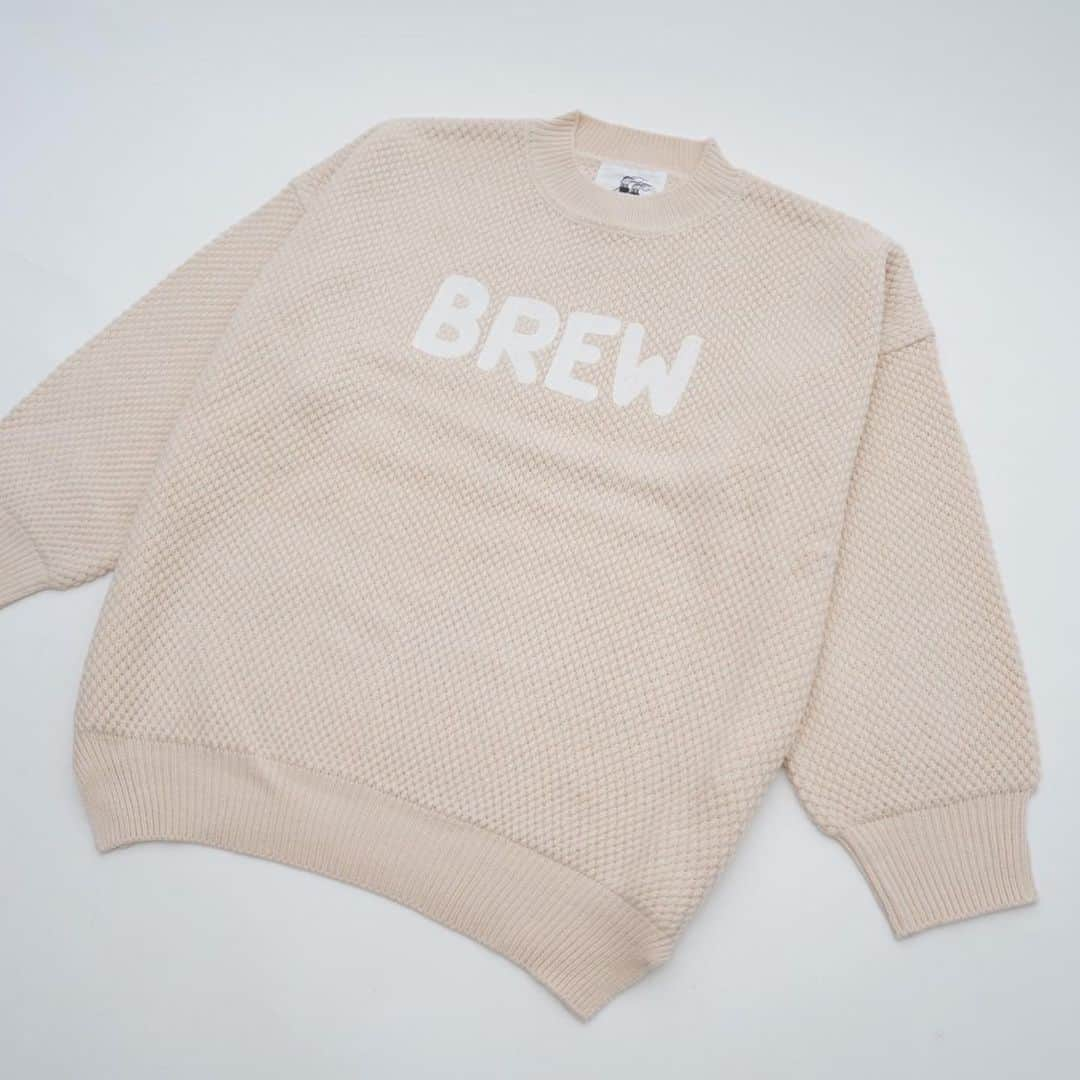 坂口憲二（THE RISING SUN COFFEE）さんのインスタグラム写真 - (坂口憲二（THE RISING SUN COFFEE）Instagram)「◆GOOD MORNING COFFEE‼︎◆  【NEW RELEASE】   "TRSC ORIGINAL KNIT" TRSCオリジナルニット(DRIP,BREW)  ぽこぽことした編み目が手編みのような柔らかな印象を醸すカノコ編みオーバーサイズニット。   身幅、袖幅、アームホールにゆとりを持たせ肩をしっかりと滑らかに落としたドロップショルダーが特徴的。   フロントには平刺繍の上に立体刺繍を重ねた「DRIP」「BREW」の文字がデザイン性を発揮。1枚での存在感は勿論、厚過ぎない肉感はこれからの冬のレイヤードスタイルにも重宝するアイテム。スタイルを選ばずに着ていただけるので、ユニセックスでの着用も出来ます。  こちらのアイテム、本日よりオンラインストアにて販売開始となります。数に限りがありますのでお求めはお早めにどうぞ‼︎  therisingsuncoffee.com  #coffee #coffeebeans  #coffeeroaster  #coffeelab  #coffeeandsurfing  #coffeetime  #coffeelover  #coffeebreak  #coffeeshop  #coffeestand  #coffeeholic  #coffeehouse  #coffee_inst  #coffeemaker  #coffeeshops  #coffeecoffeecoffee  #coffeenclothes  #coffeeaddict  #coffeeculture  #coffeemorning  #coffeemag #specialitycoffee  #drip #brew #knit  #TRSC」10月16日 7時59分 - therisingsuncoffee