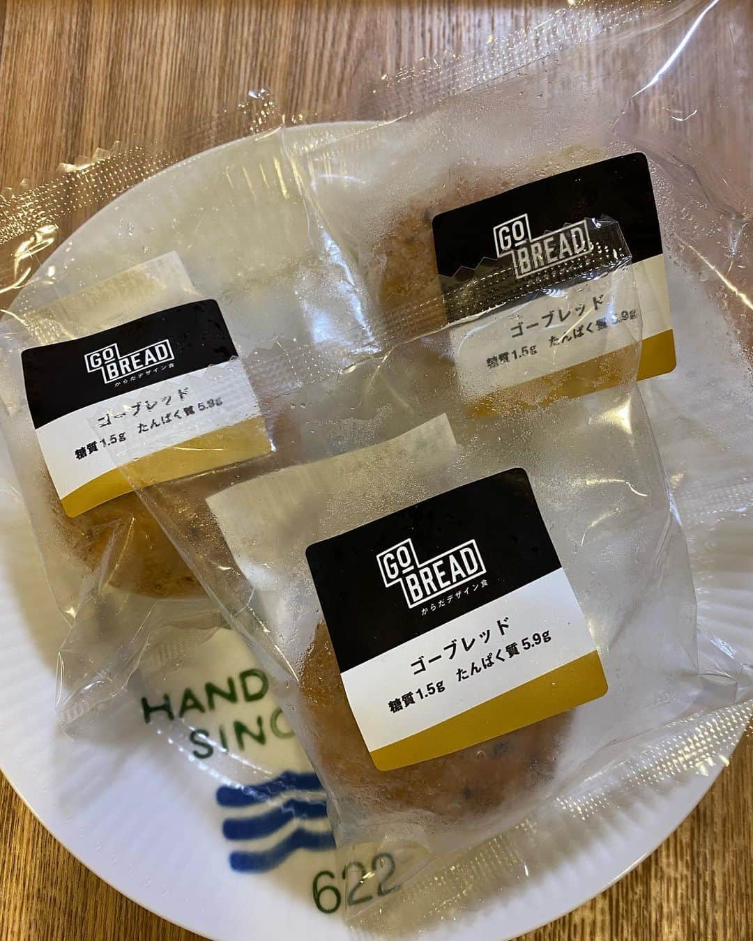 渋谷恭子さんのインスタグラム写真 - (渋谷恭子Instagram)「#バストアップ食事  ストーリーズでは何回かあげてるけど 今，通っているバストサロンの食事指導で 私はタンパク質を1日70gとるように言われてるの！  これがね…今まで食べてたものでは全くクリアできない😂  忙しい時も手軽に、高タンパク質・低糖質のお食事ができるものがあったらいいなって思ってた時に ゴーフード @gofood__jp 知りました✨  低糖質・高タンパクなお食事でありながら 本格シェフによるこだわりの調理法と、食品劣化を抑える冷凍方法で、冷凍食とは思えない美味しさ！！  冷凍した状態からでも電子レンジで6分 冷蔵庫で自然解凍したものなら2分温めれば食べられるし 食べた後の容器は、そのまま可燃ゴミとして捨てられるのも嬉しい❤️  ほんとに美味しくてこれなら続けられる◎  私はバストアップ食事として取り入れてるけど ダイエットにもおススメだよ😉  #ゴーフード #GOFOOD #ダイエット #低糖質 #タンパク質 #糖質制限ダイエット #ロカボダイエット #高タンパク #糖質制限 #冷凍弁当 #サラダチキン #バストアップ #ママ #アラフィフ」10月16日 8時18分 - kyoko.86