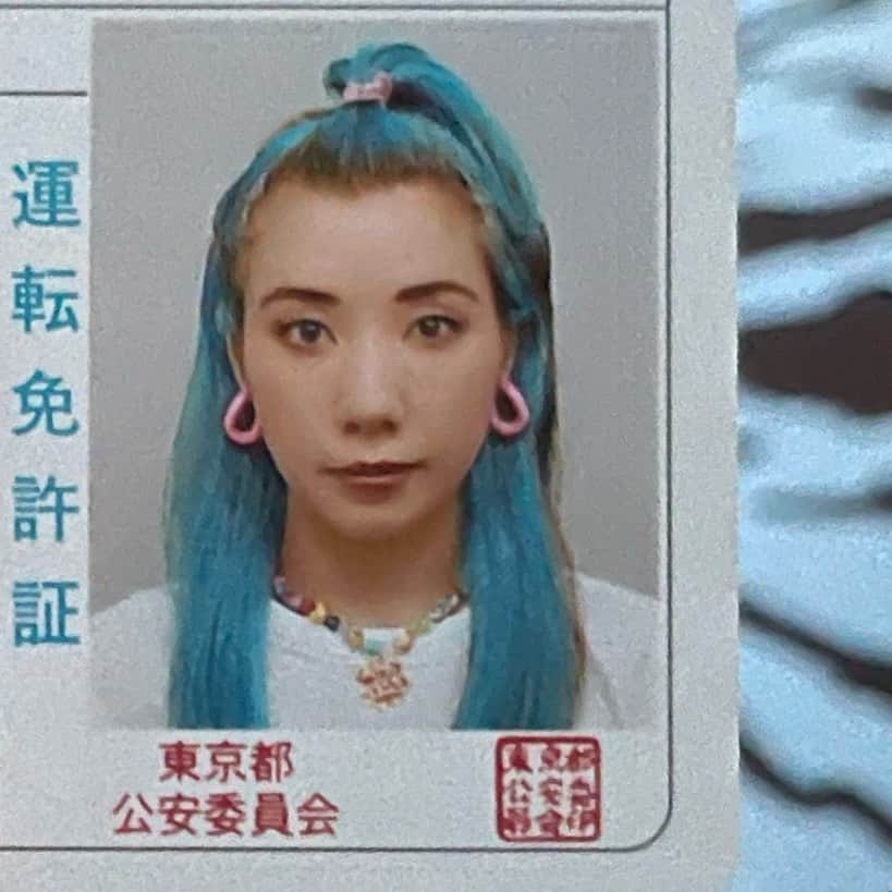 仲里依紗のインスタグラム：「2021年の私はコレだったけど 2026年の自分はどうなってる？🤔 そもそも生きている？ 生きれていたらそれだけで幸せ🙏  #26年はきっとコレがアップデートする感じだと思います #なすちゃん髪上げていったよ笑」