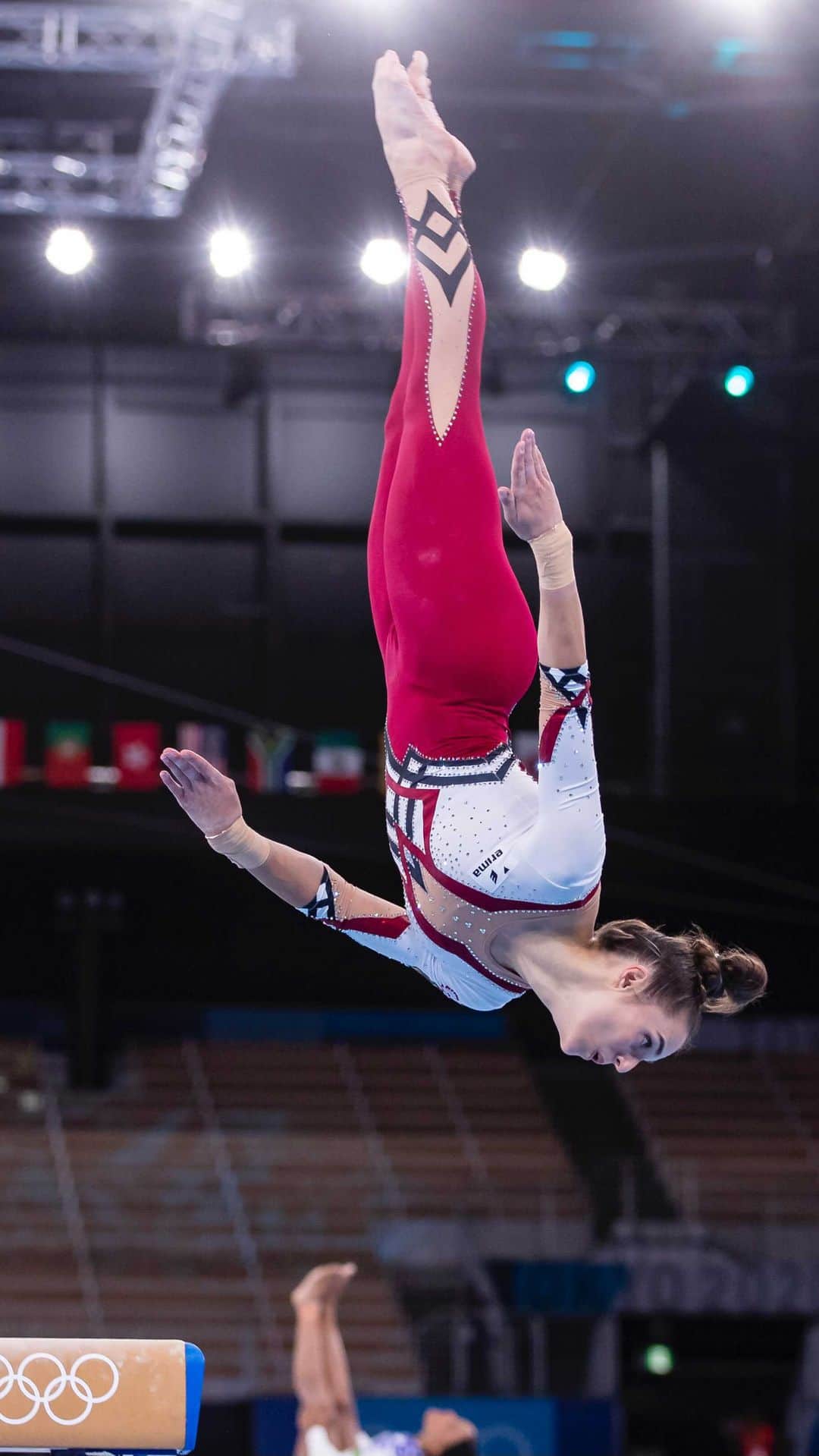 ポーリーヌ・シェーファーのインスタグラム：「World championships 2021 Kitakyushu ✌🏼 🇯🇵 🇩🇪  Beam routine」