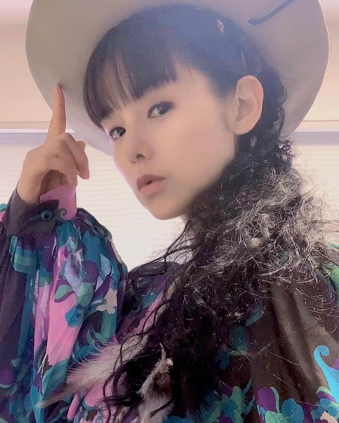 のインスタグラム：「このウィッグと帽子。 意外と重たくて😅 踊る時、実は首から上はほとんど動かせなかった… という感じで次回お楽しみください😄  #ドラマ ＃じゃない方の彼女 #オープニング #ダンス」