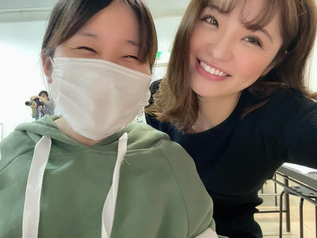 Kozueさんのインスタグラム写真 - (KozueInstagram)「. . こんばんは！♡ 舞台出演が決まりました🥰 うれしいいいいいー！！ . . 今回はどんな役でしょうか？！ セクシーを封印してお笑いかもしれないw ゆきんこゆっきーとのペアお楽しみに😚🔥 この写真もう良い味だしてる🐣 . . 明日からチケット発売スタートです！ 絶対みにきて😳🤝♥️ こちゃがお芝居にちょーせんするお😚 . .  五反田タイガー 10th Stage『 Casket〜深海から見える星〜 』全情報解禁！！！！     お待たせいたしました！ 『 Casket〜深海から見える星〜 』全情報解禁です！       五反田タイガー10th Stageには・・・ ３年ぶりに『 Casket〜深海から見える星〜 』が帰って来る！！！！   深海にある竜宮城で、海の仲間が大暴れ！？ 今回の五反田タイガーもどうぞお楽しみに！！     ♡詳細はこちら♡ //////////////////////////////////////////   五反田タイガー 10th Stage 『 Casket〜深海から見える星〜 』   【脚本・演出】笠原哲平(Soymilk Co.) 【サウンドプロデュース】blue but white(Soymilk Co.) 【振付】Misaki 【歌唱指導】YUSA   //////////////////////////////////////////   【劇場】 草月ホール 〒107-8505 東京都港区赤坂7-2-21 http://www.sogetsu.or.jp/know/hall/                   【出演】（五十音順）   飯塚理恵(五反田タイガー)   清水佐紀   川本紗矢　金澤有希(SUPER☆GiRLS)　長月翠   軽辺るか　聞間彩　広瀬彩海 澤田美晴　神谷早矢佳　大島璃乃   古賀成美   杉本愛莉鈴　KOZUE(CYBERJAPN)　黒崎はる(きゅい〜ん’ズ) 伊藤雨音(Miss女子会)　木村佳奈枝(Miss女子会)　　服部美香　大沼世実   坂場明日香(五反田タイガー)　 中太花梨(五反田タイガー)　高松雪(五反田タイガー) 渡辺ゆか(五反田タイガー)　 三浦祐香(五反田タイガー) 片瀬なゆき(五反田タイガー)     秋田知里(仮面ライダーGIRLS)     東ななえ(五反田タイガー)             【公演日程】 2021年11月10日(水)〜14日(日) 全7ステージ 11月10日(水) 18:30〜 11月11日(木) 18:30〜 11月12日(金) 18:30〜 11月13日(土) 13:00〜／18:00〜 11月14日(日) 12:00〜／17:00〜 ※ロビー・客席開場は開演の1時間前からとなります。     【チケット発売日】 10月17日(日) AM10:00～     【チケット】（全席指定） ≪前売券≫ S席 9,000円（特典付き） A席 7,500円   ≪当日券≫ S席 9,500円（特典付き） A席 8,000円」10月16日 10時21分 - kochaofficial_