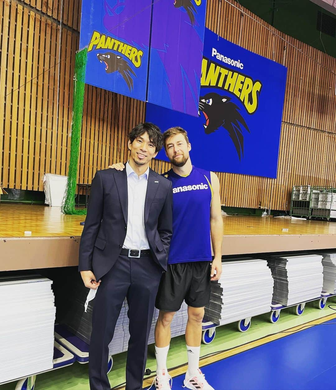 福澤達哉さんのインスタグラム写真 - (福澤達哉Instagram)「*** Legend of volleyball  and Businessman(ex-volleyball player) I miss the time we spent together. V-league has just started this weekend. Let’s go PANTHERS🐾 @realkubiak13 @panasonic_panthers #クビさん #世界王者 #ポーランド代表キャプテン #元気そうで良かった #よく一緒にスタバとか焼肉に行ってた #試合前のルーティーン #遠征先で美味しい焼肉屋さんを検索して #予約するのが僕の仕事 #ほぼ毎週焼肉食べてました #なので #僕が彼を世界一にしたと言っても過言ではない #引退したOBで #俺があいつを育てたんや #とか言いたくなるやつ #大体寂しがりや #知らんけど #Vリーグ開幕 #パンサーズを応援しよう #チャオ」10月16日 11時51分 - 1tatsu5