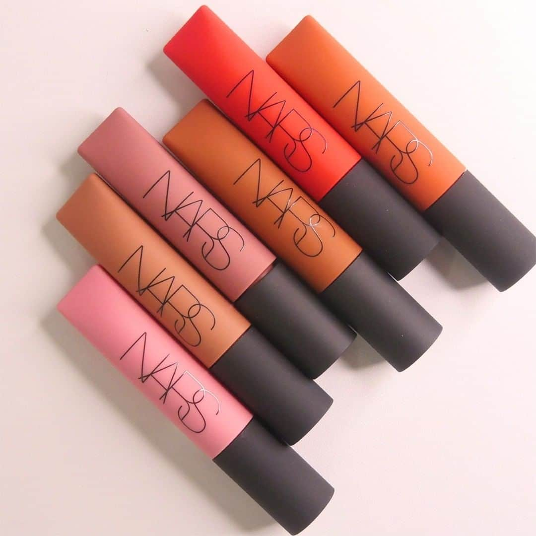 MOREさんのインスタグラム写真 - (MOREInstagram)「『NARS』新作「エアーマット リップカラー」新色を全部レビュー！ 【コスメマニア美容家・立花ゆうりのコスメレポ】  今SNSで注目されている『NARS』新作リップ「NARS エアーマット リップカラー」新色６色をスウォッチレビューします！  ＜02680＞ 可愛らしさもありながらも甘すぎないダスティローズカラー。  ＜02682＞ どんなメイクにもなじむ落ち着いたヌードカラー。  ＜02684＞ 華やかでありながら品のある印象のソフトベリーレッド。  ＜02686＞ おしゃれでこなれ感のあるブラウンピンクカラー。  ＜02688＞ 鮮やかでパッと目を引くヴィヴィッドサイレンレッド！  ＜02690＞ 柔らかくふわっと優しい印象のウォームシナモンカラー。  皆さんの気になるカラーはありましたか？　この秋は、リップメイクが今までよりもっともっと楽しくなると良いですね♪  NARS エアーマット リップカラー 新６色￥3850／（10/8発売）NARS  #MORE #moremagjp #デイリーモア #NARS #NARSCOSMETICS #ナーズ #ナーズリップ #マットリップ #リップ新作 #バズりコスメ #人気コスメ #新作コスメ #デパコス #デパコス購入品 #コスメレポ #コスメレビュー #コスメマニア #コスメ好き #トレンドメイク #秋メイク #秋コスメ #秋コスメ2021」10月16日 12時00分 - moremagjp