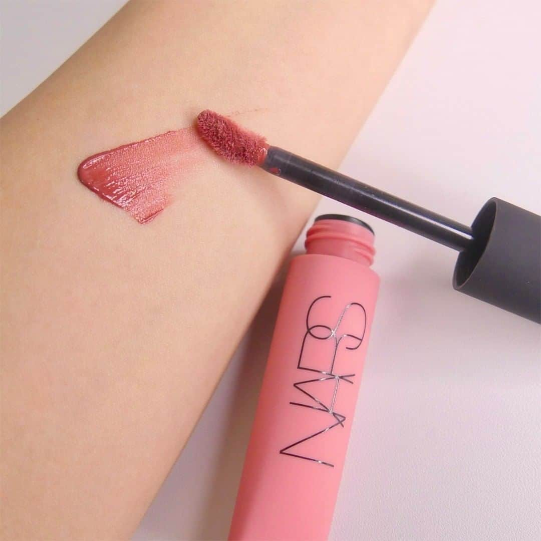 MOREさんのインスタグラム写真 - (MOREInstagram)「『NARS』新作「エアーマット リップカラー」新色を全部レビュー！ 【コスメマニア美容家・立花ゆうりのコスメレポ】  今SNSで注目されている『NARS』新作リップ「NARS エアーマット リップカラー」新色６色をスウォッチレビューします！  ＜02680＞ 可愛らしさもありながらも甘すぎないダスティローズカラー。  ＜02682＞ どんなメイクにもなじむ落ち着いたヌードカラー。  ＜02684＞ 華やかでありながら品のある印象のソフトベリーレッド。  ＜02686＞ おしゃれでこなれ感のあるブラウンピンクカラー。  ＜02688＞ 鮮やかでパッと目を引くヴィヴィッドサイレンレッド！  ＜02690＞ 柔らかくふわっと優しい印象のウォームシナモンカラー。  皆さんの気になるカラーはありましたか？　この秋は、リップメイクが今までよりもっともっと楽しくなると良いですね♪  NARS エアーマット リップカラー 新６色￥3850／（10/8発売）NARS  #MORE #moremagjp #デイリーモア #NARS #NARSCOSMETICS #ナーズ #ナーズリップ #マットリップ #リップ新作 #バズりコスメ #人気コスメ #新作コスメ #デパコス #デパコス購入品 #コスメレポ #コスメレビュー #コスメマニア #コスメ好き #トレンドメイク #秋メイク #秋コスメ #秋コスメ2021」10月16日 12時00分 - moremagjp