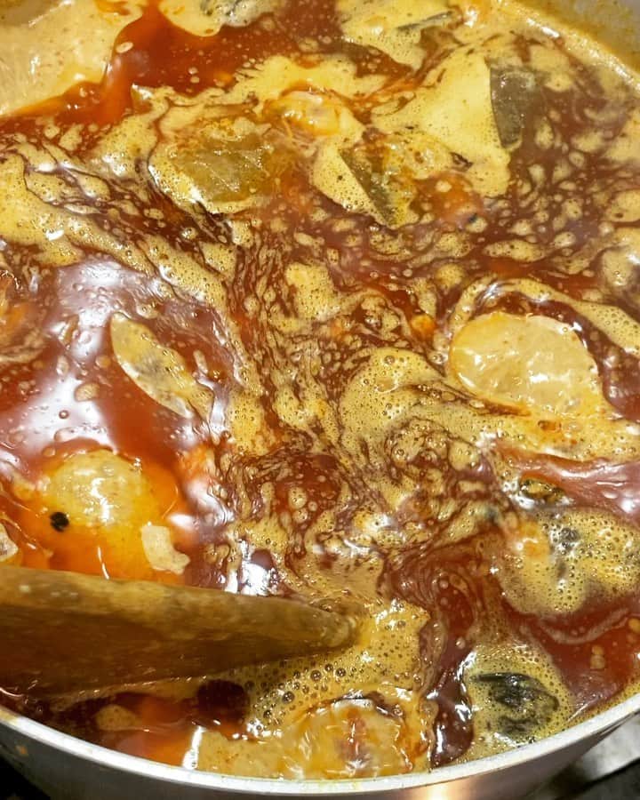 桜井誠のインスタグラム：「本日の桜井食堂メインカレー　 舞茸チキンコルマ完成！ 開けたてのカシミールチリパウダー使ったら、鮮烈な赤いオイルが出現！ コクも旨味もバッチリなんで飯進みます🍚 17：00より渋谷ケニックカレーでお待ちしております！ #桜井食堂　#キッチン前田　#ケニックカレー」
