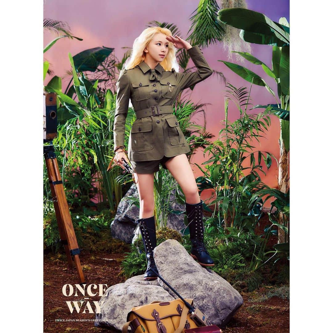 のインスタグラム：「TWICE JAPAN SEASON’S GREETINGS 2022 “ONCE-WAY” PRE-ORDER 10.04(月) 12:00～10.31(日) 23:59  Teaser CHAEYOUNG  詳細はこちら https://twicejapan.com/news/detail/853  #TWICE #ONCE_WAY  #🐶」