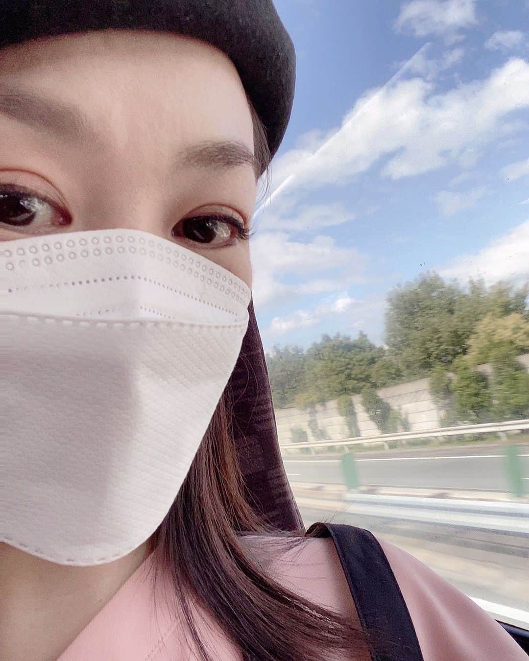 上久保慶子さんのインスタグラム写真 - (上久保慶子Instagram)「高速渋滞あけて、 運転手さん頑張ってくれてます🚌💨 💨 💨 お腹空いたよー🤣🍙  #まだ甲府過ぎたあたり？ #ご飯食べたいw #プチ旅　 #モクモク雲 #けいさんぽ #お日様少し出てきたょ🙌 #感謝」10月16日 12時33分 - chankeikelly.k